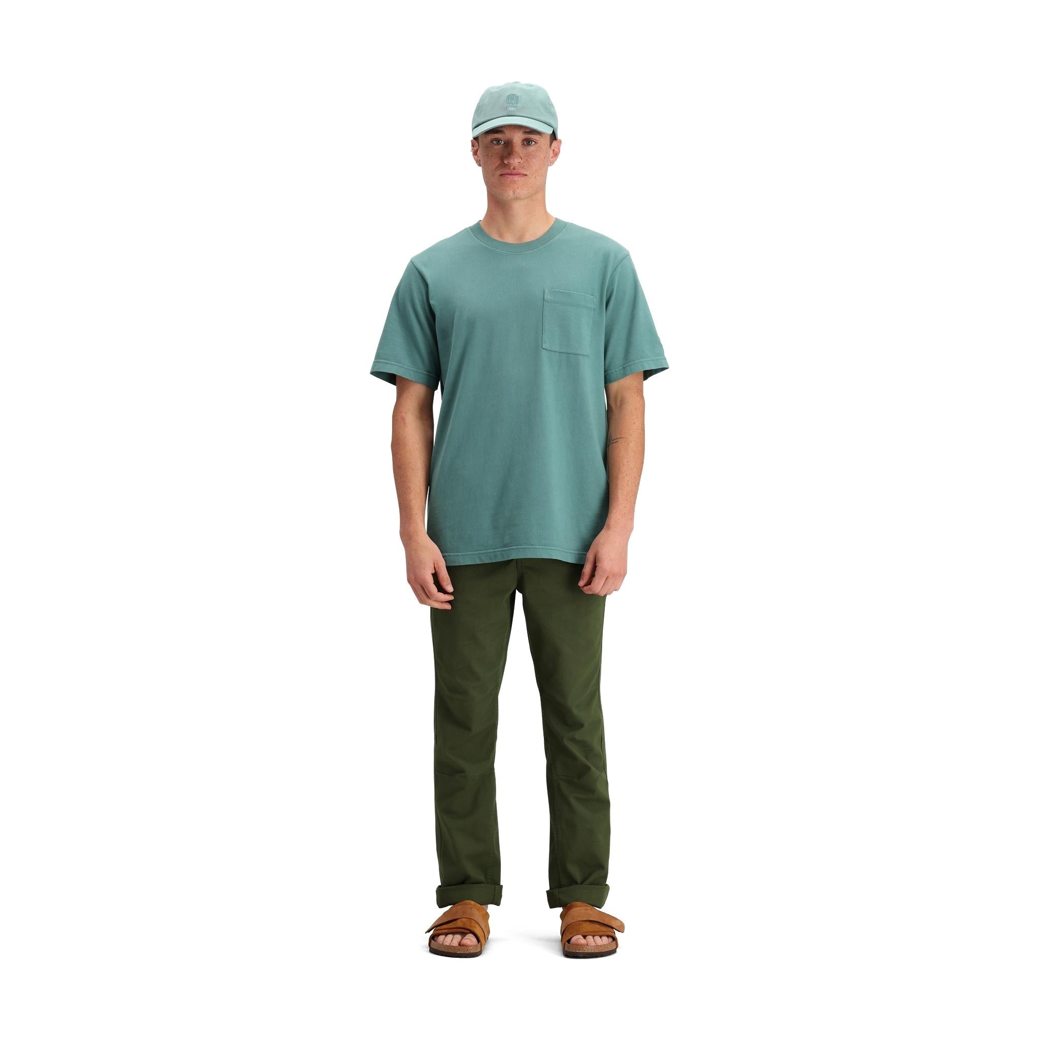 Allgemeine Frontmodellaufnahme des Topo Designs Dirt Pocket Tee - Herren in "Sea Pine".