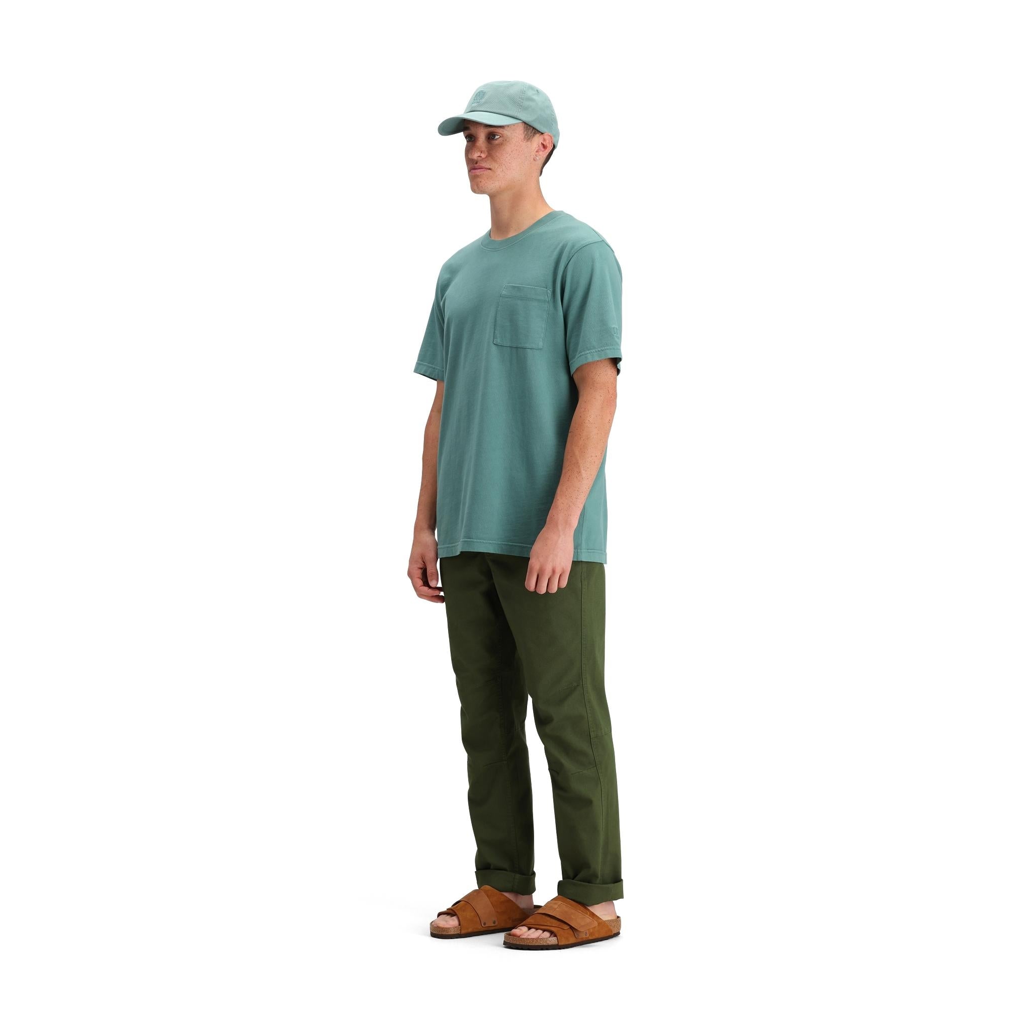 Allgemeine Seitenmodellaufnahme des Topo Designs Dirt Pocket Tee - Herren in "Sea Pine".