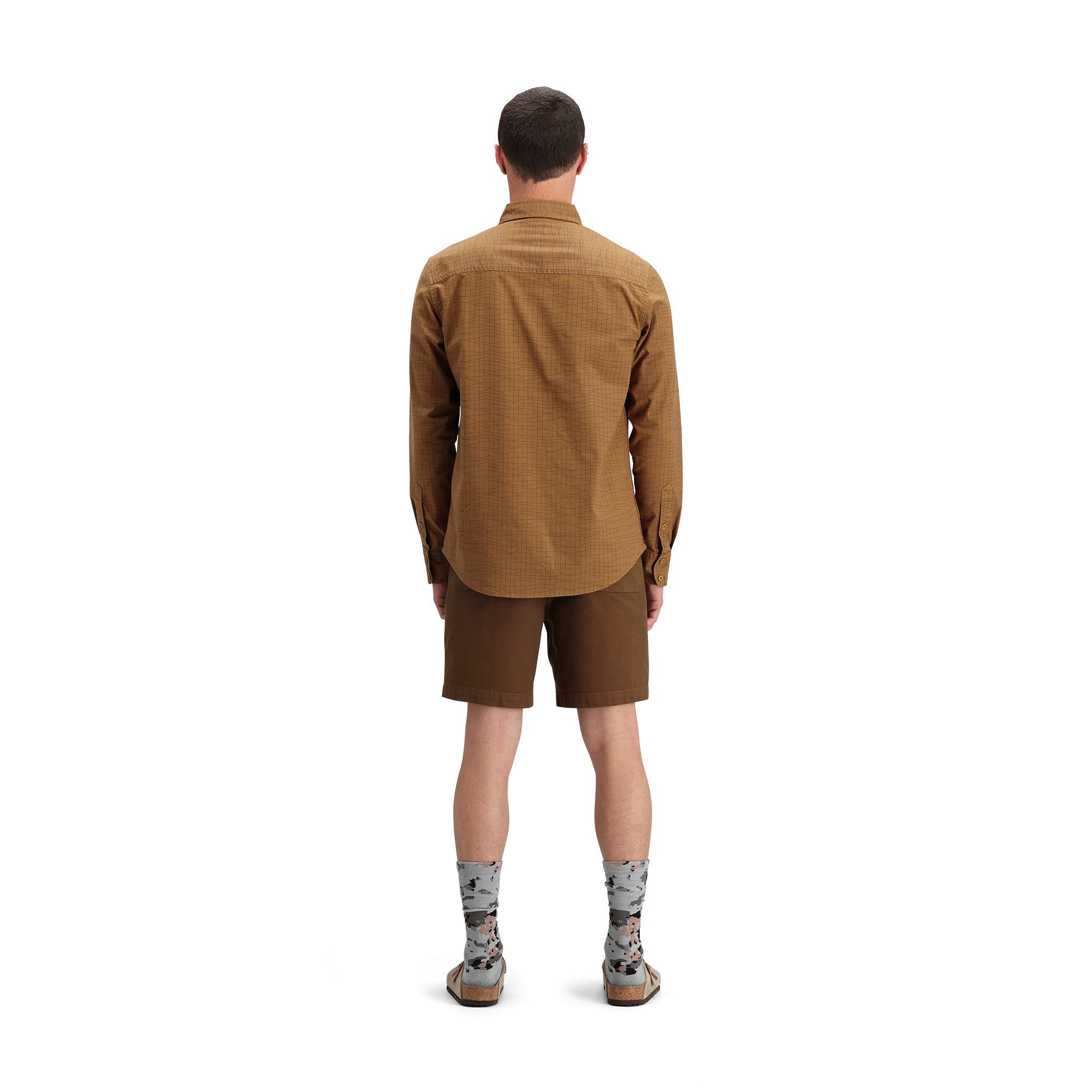 Allgemeine Rückenmodellaufnahme des Topo Designs Dirt Desert Shirt - Herren  in "Dark Khaki Terrain".