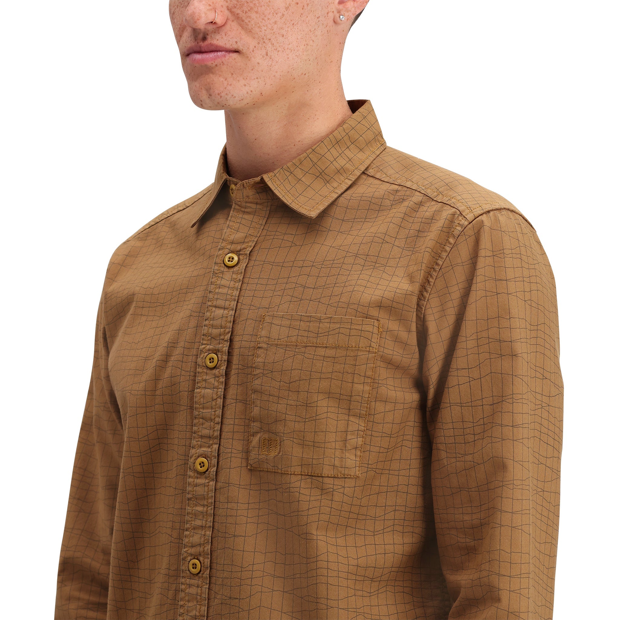 Detailaufnahme des Topo Designs Dirt Desert Shirt - Herren  in "Dark Khaki Terrain".