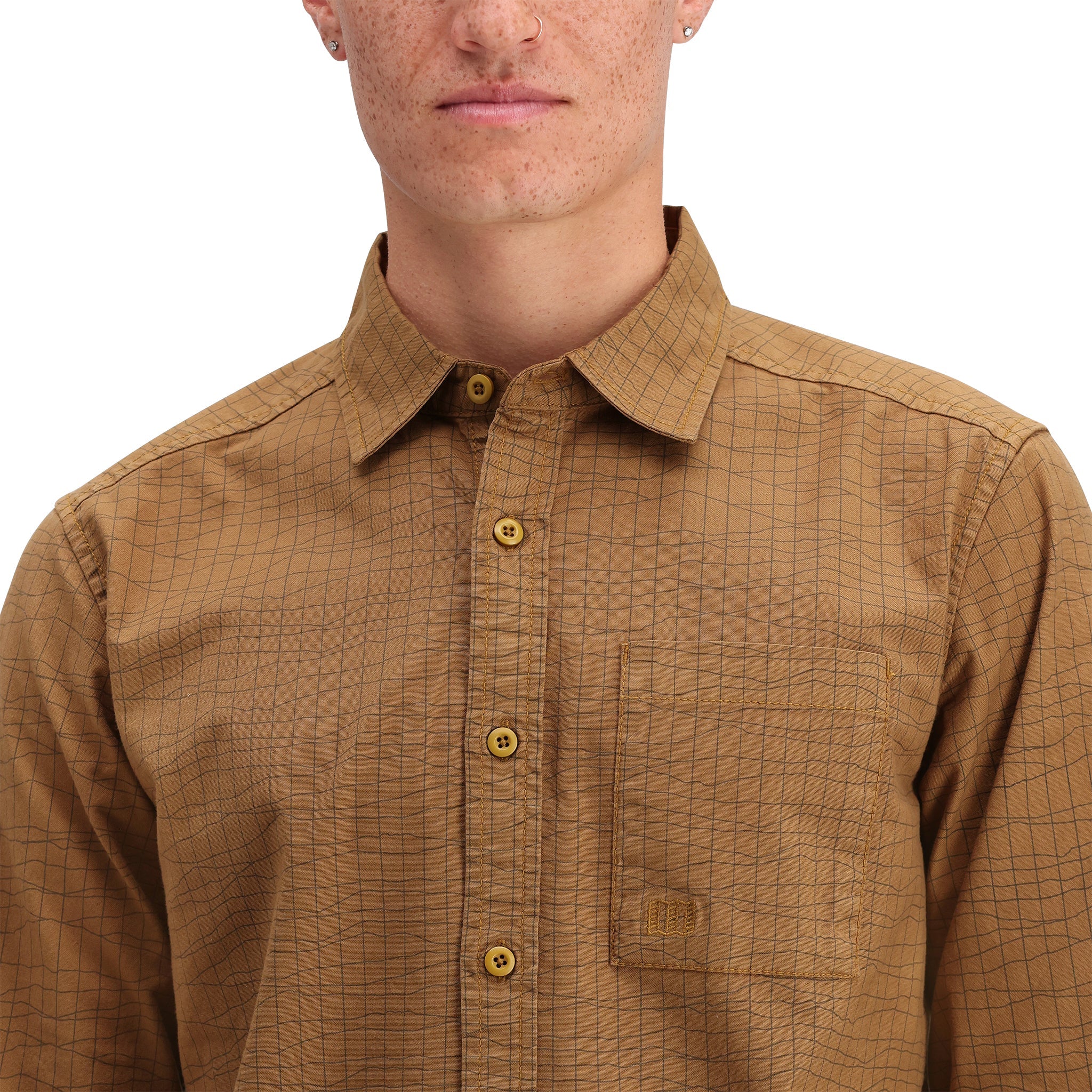 Detailaufnahme des Topo Designs Dirt Desert Shirt - Herren  in "Dark Khaki Terrain".