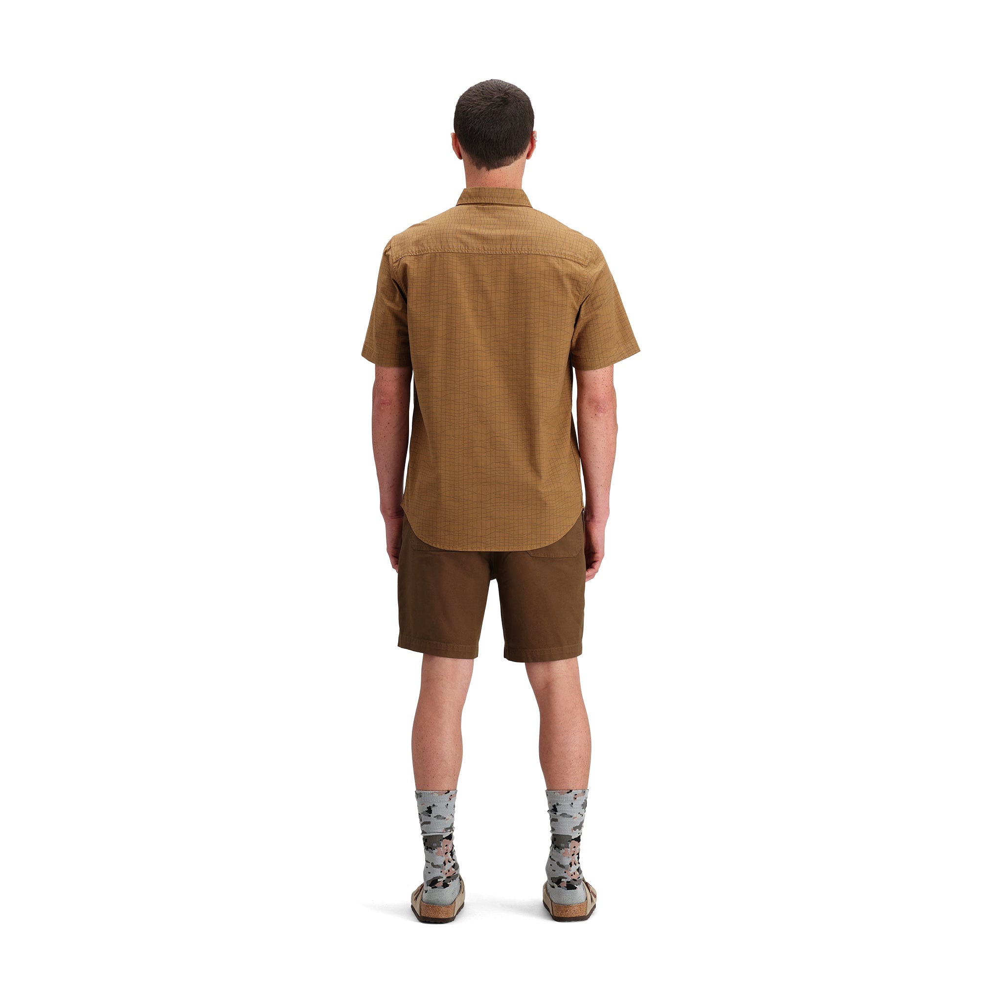 Allgemeine Rückenmodellaufnahme von Topo Designs Dirt Desert Shirt Ss - Herren  in "Dark Khaki Terrain".