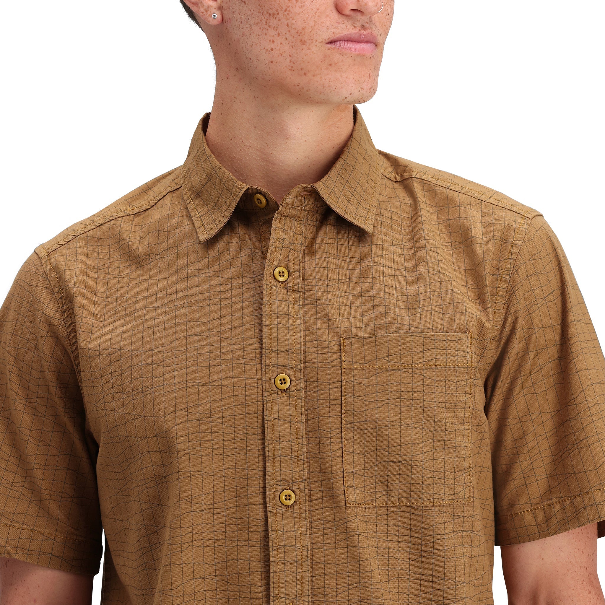 Detailaufnahme von Topo Designs Dirt Desert Shirt Ss - Herren  in "Dark Khaki Terrain"