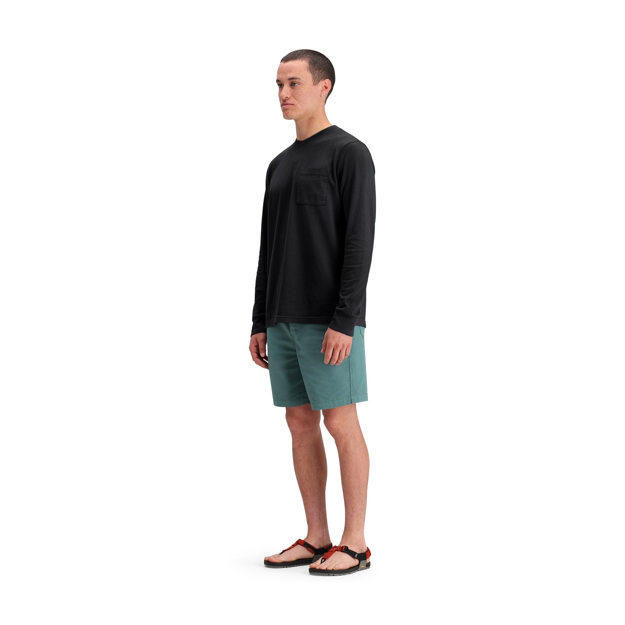 Allgemeine Seitenmodellaufnahme der Topo Designs Dirt Shorts - Herren in "Sea Pine".