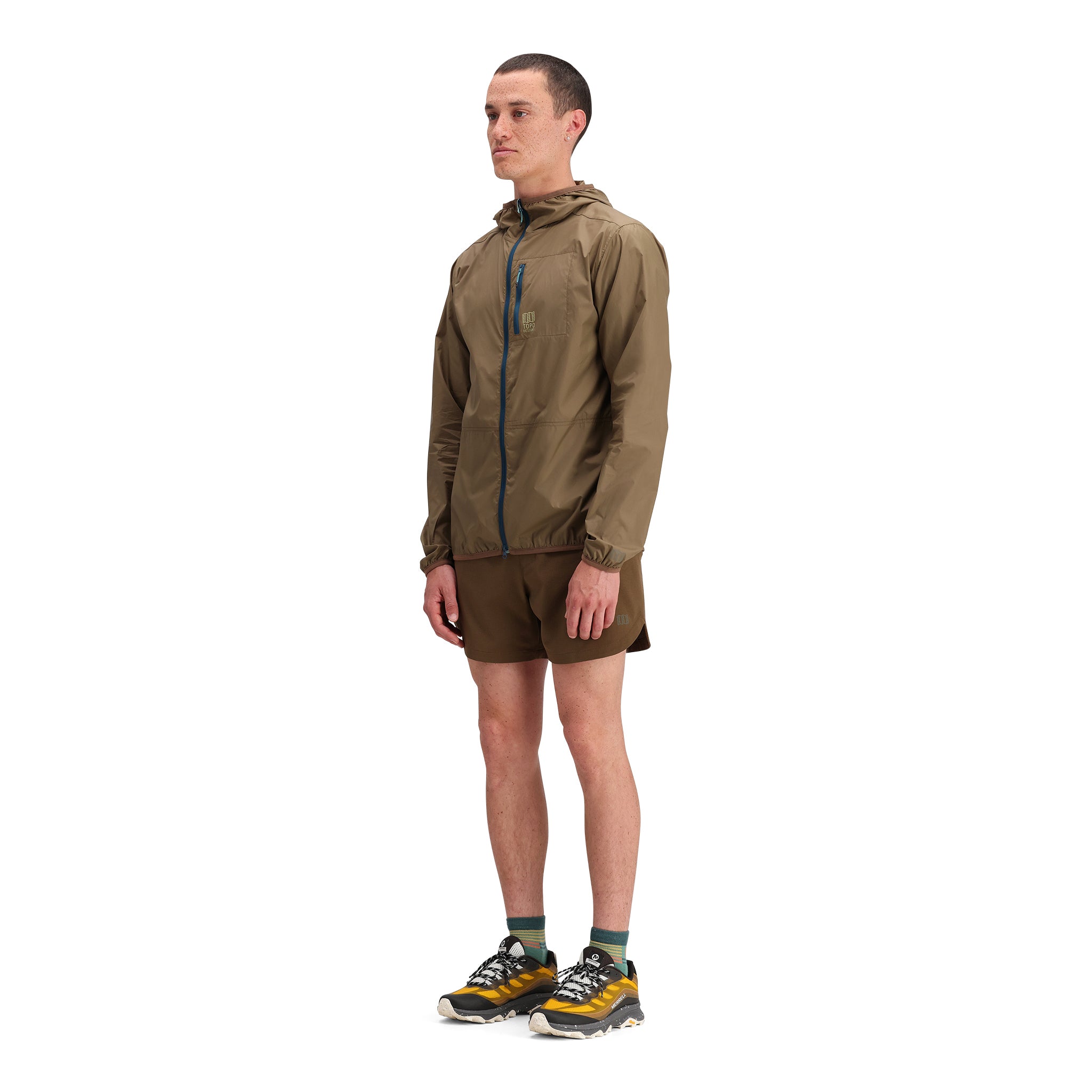 Allgemeine Seitenaufnahme des Modells Topo Designs Global Trek Shorts 7" - Herren in "Desert Palm".