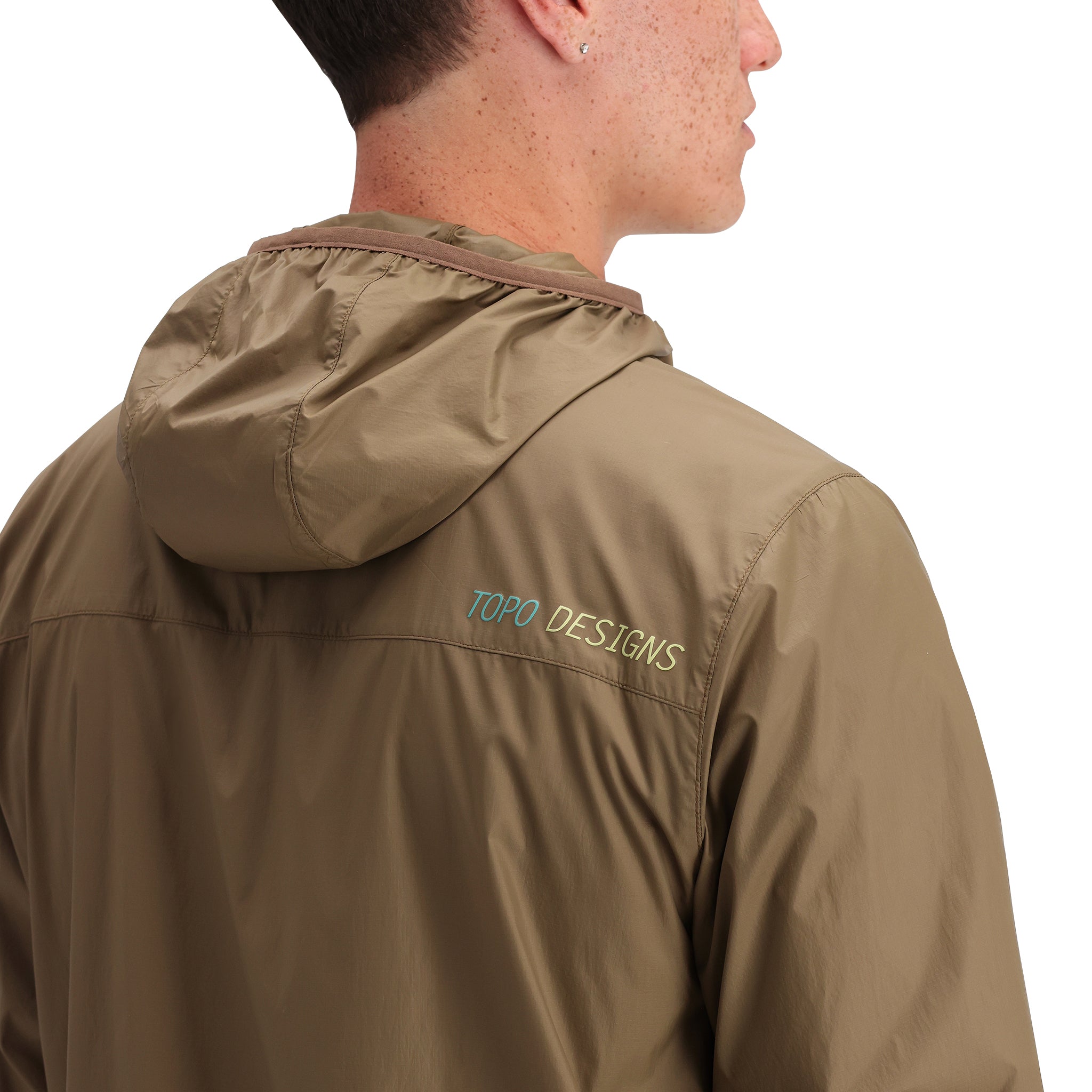 Detailaufnahme der Topo Designs Global Ultralight Packable Jacket - Herren in "Desert Palm"