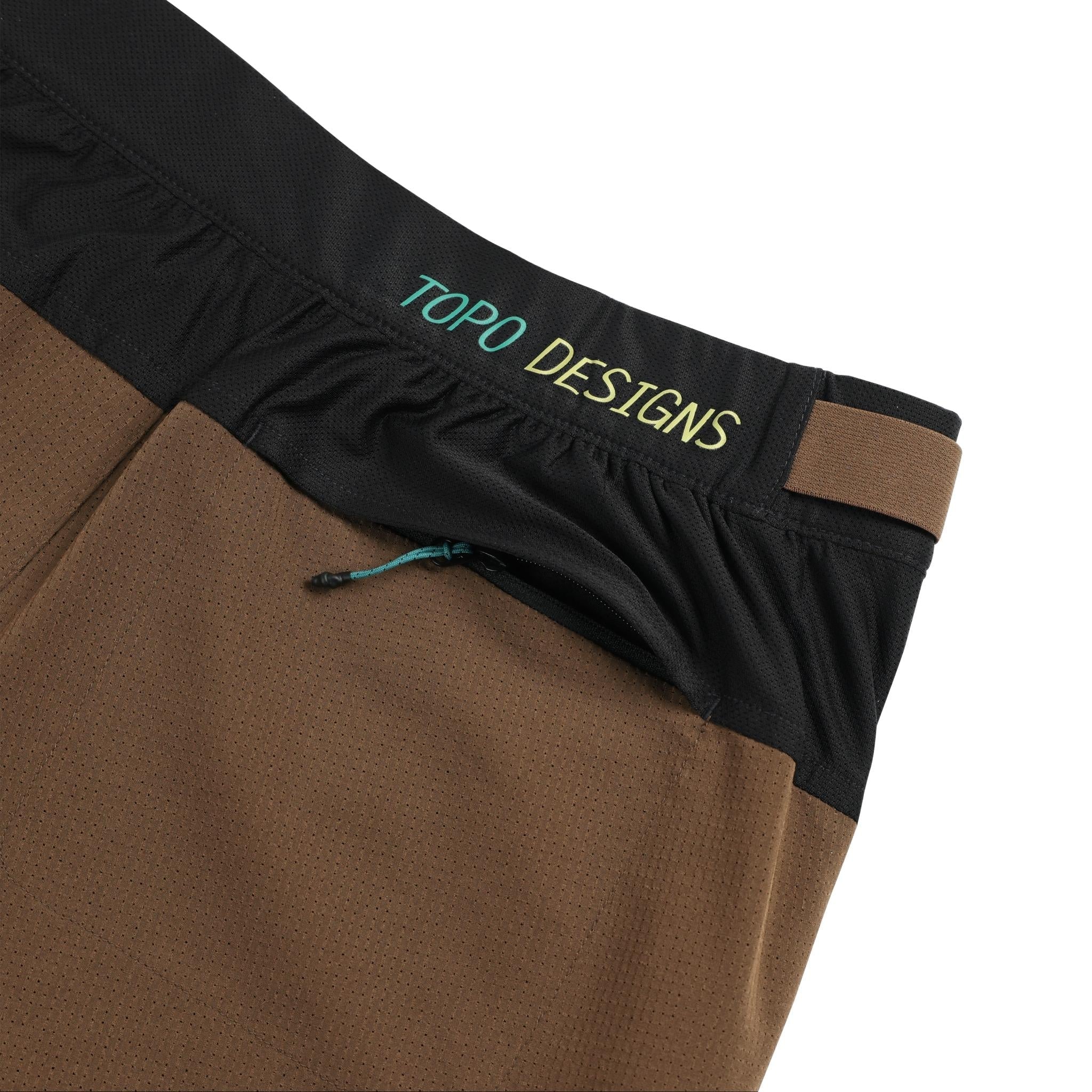 Detailaufnahme der Topo Designs Global Trek Shorts 7" - Herren in "Desert Palm"