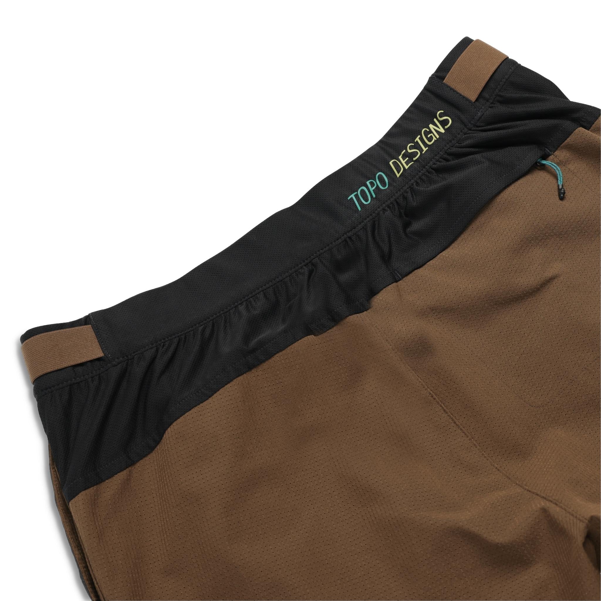 Detailaufnahme der Topo Designs Global Trek Shorts 7" - Herren in "Desert Palm"