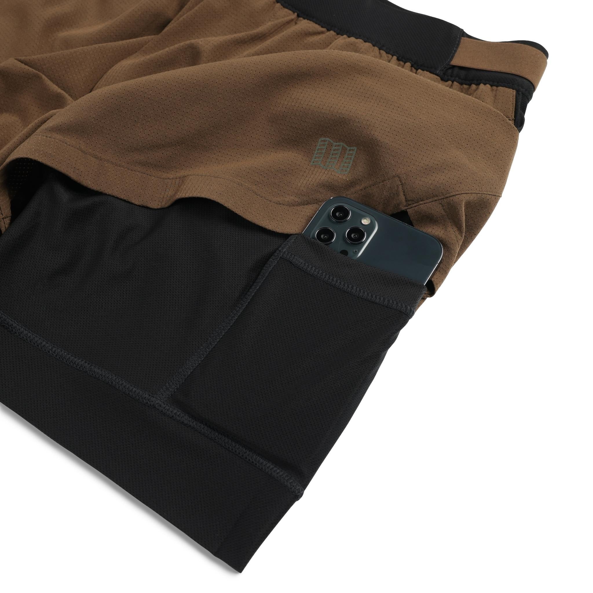 Detailaufnahme der Topo Designs Global Trek Shorts 7" - Herren in "Desert Palm"