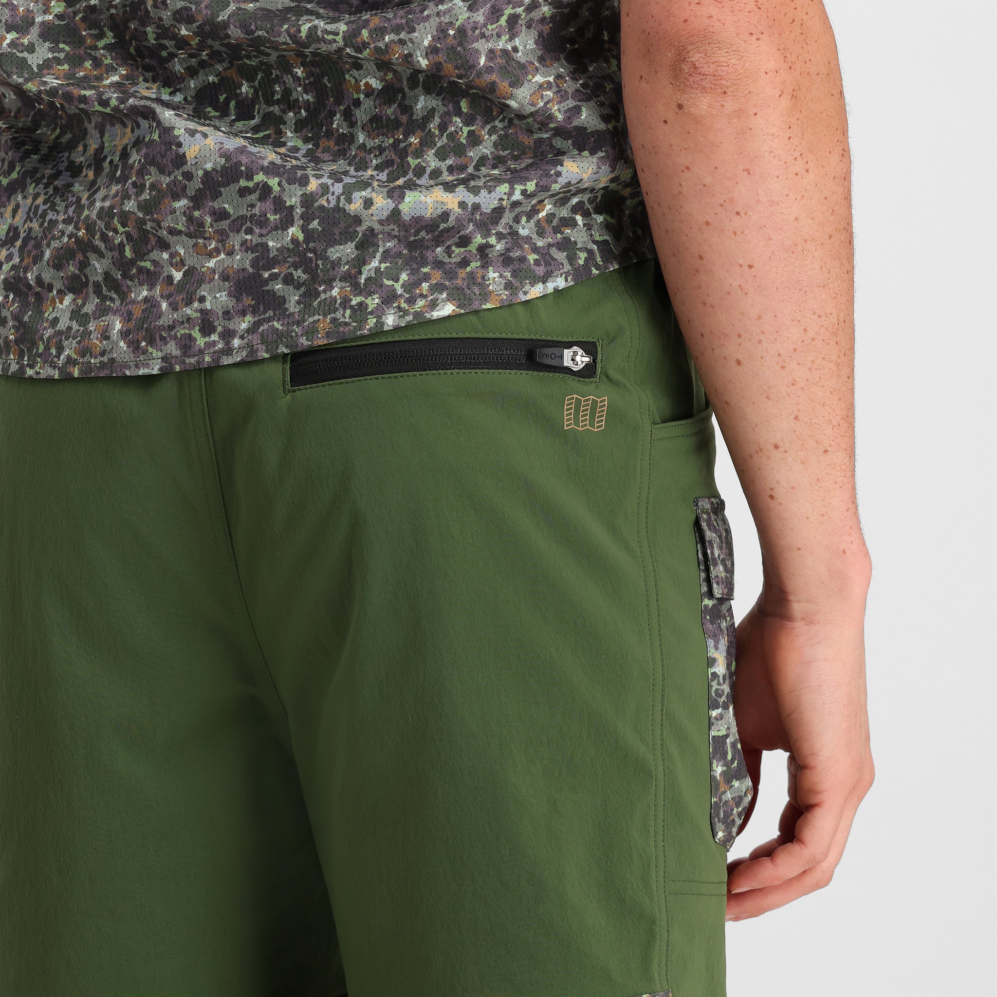 Detailaufnahme der Topo Designs Retro River Shorts - Herren in "Olive / Meteor"