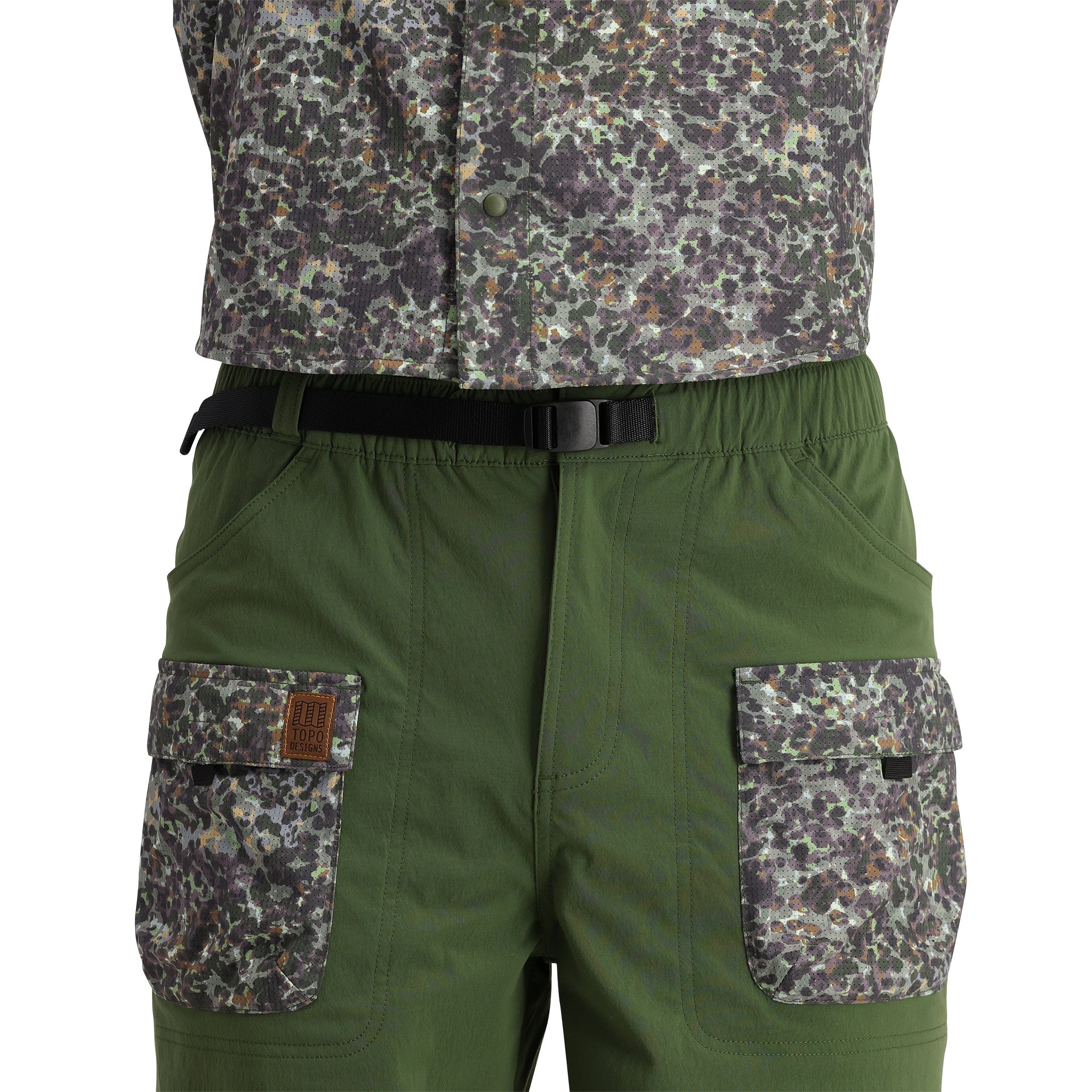 Detailaufnahme der Topo Designs Retro River Shorts - Herren in "Olive / Meteor"