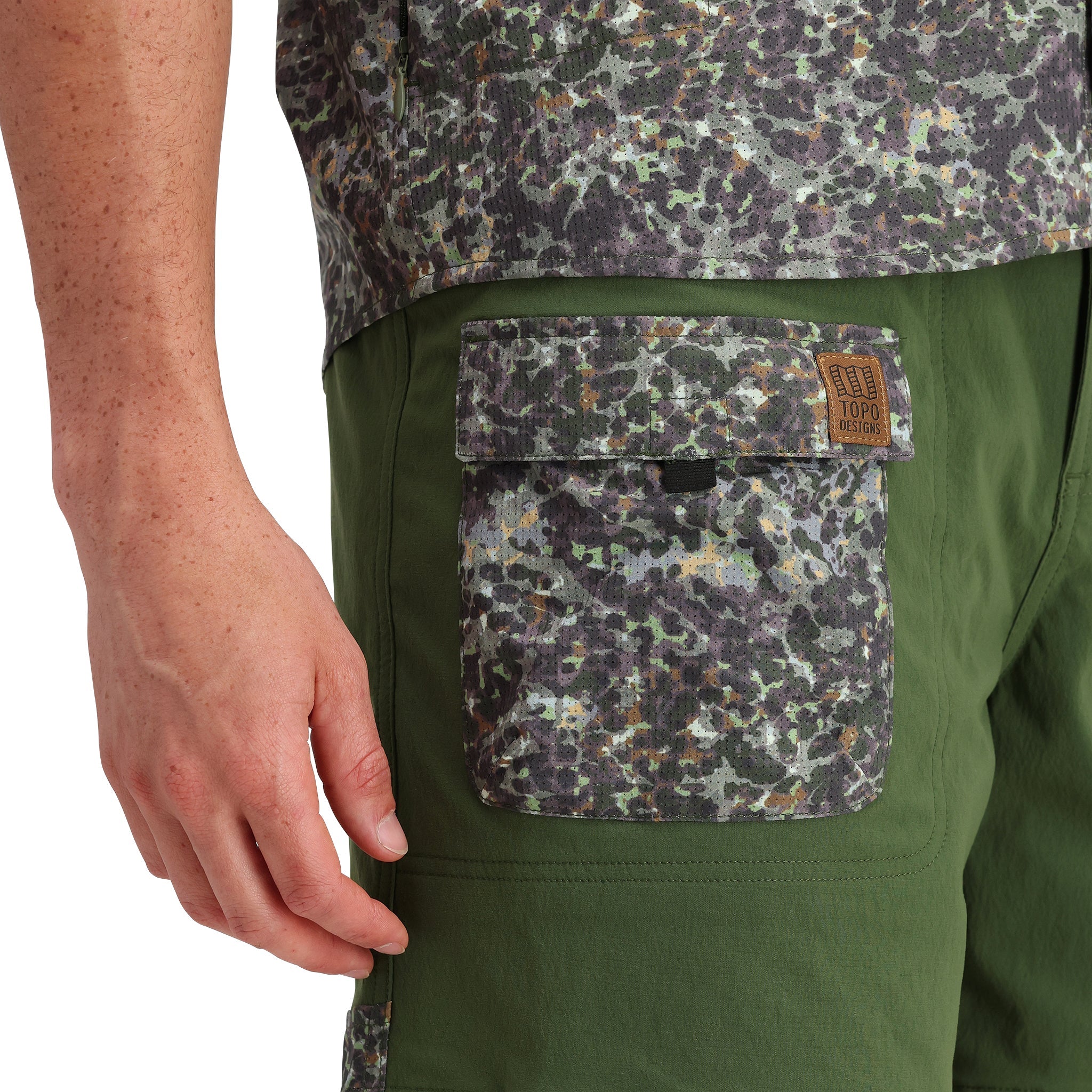 Detailaufnahme der Topo Designs Retro River Shorts - Herren in "Olive / Meteor"