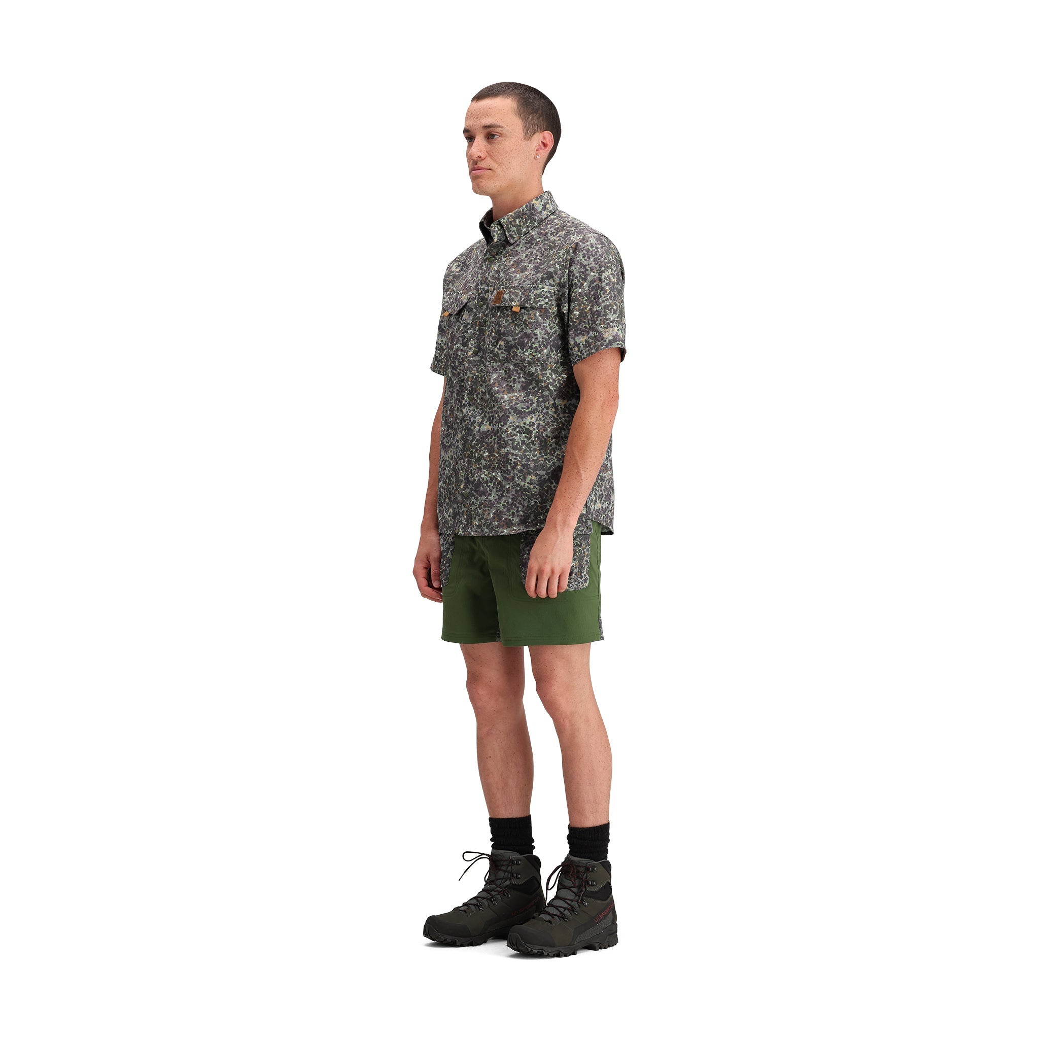 Allgemeine Seitenmodellaufnahme der Topo Designs Retro River Shorts - Herren in "Olive / Meteor"