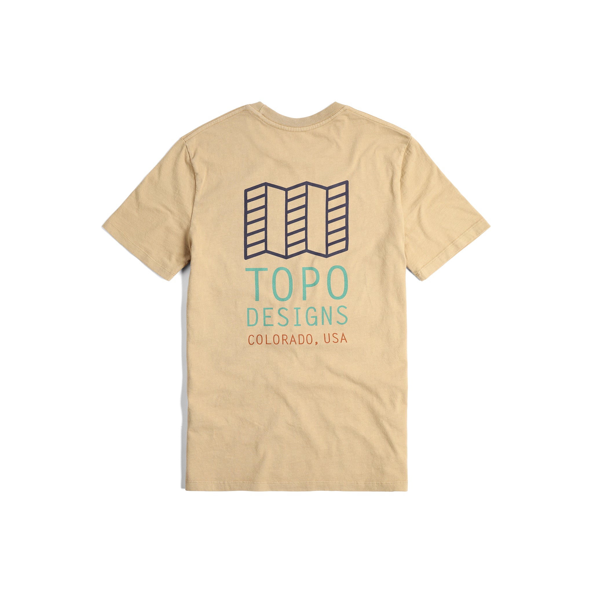 Rückansicht des Topo Designs Small Original Logo Tee - Herren in "Sahara"