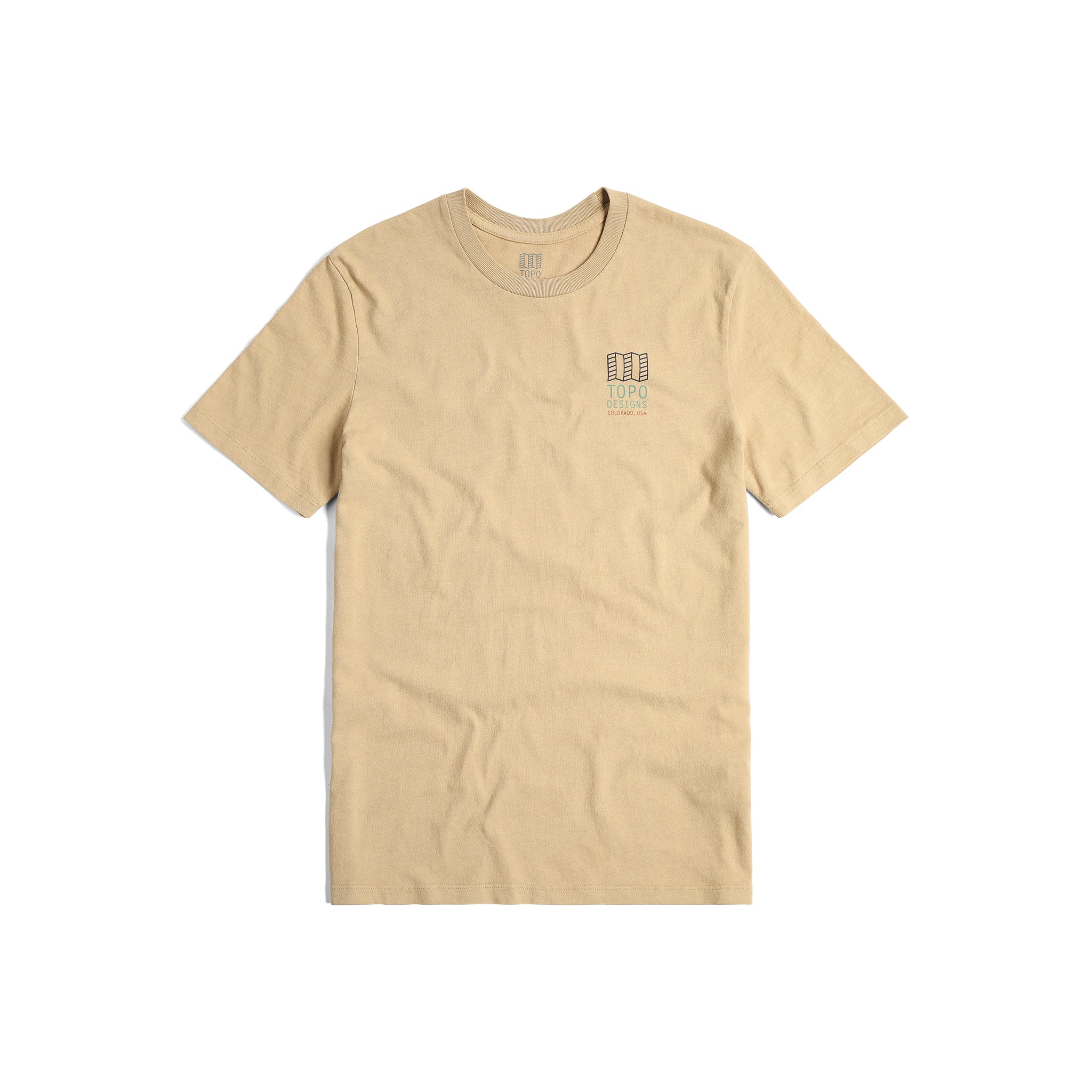 Vorderansicht des Topo Designs Small Original Logo Tee - Herren in "Sahara"