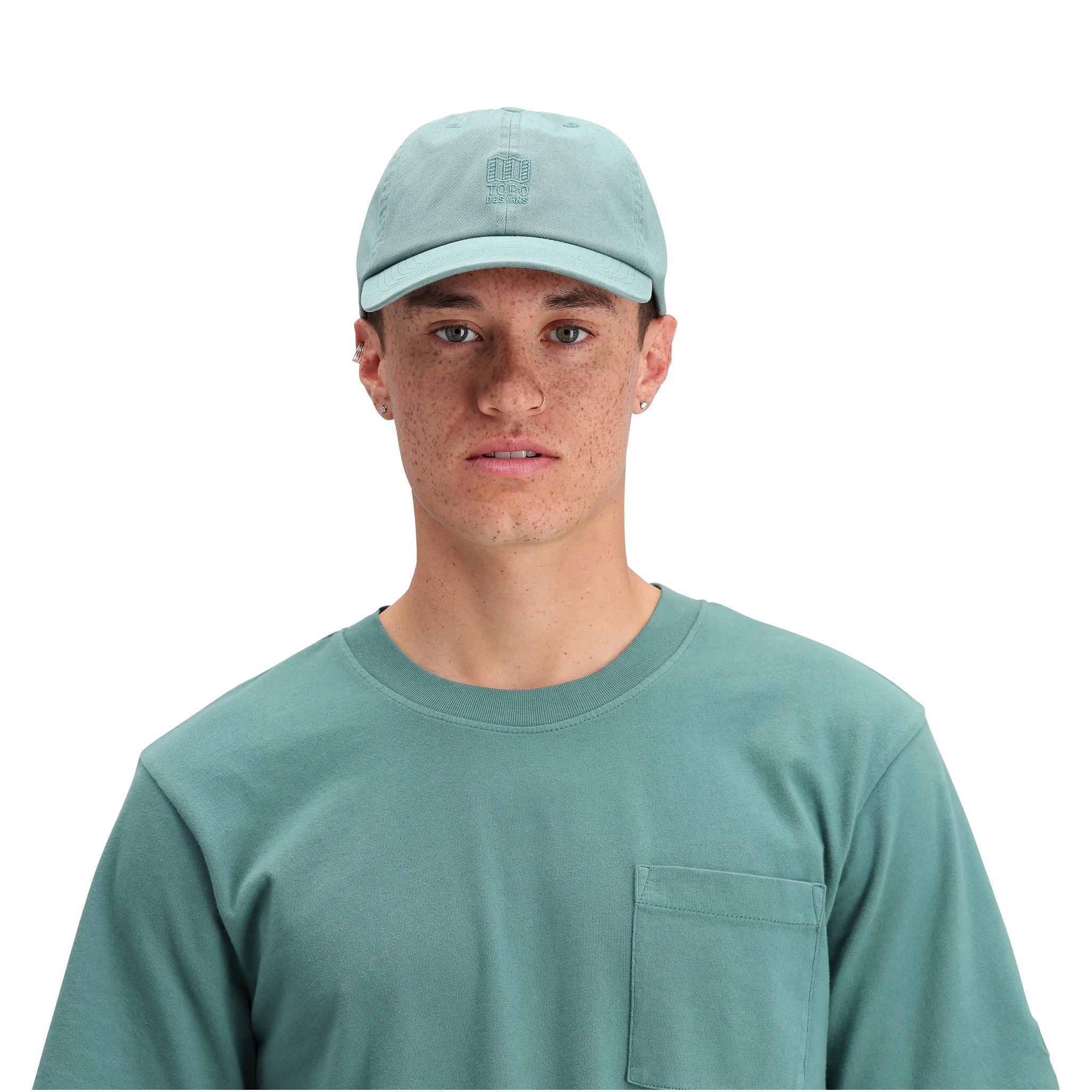 Allgemeine Frontmodellaufnahme der Topo Designs Dirt Ballcap in "Sea Pine".