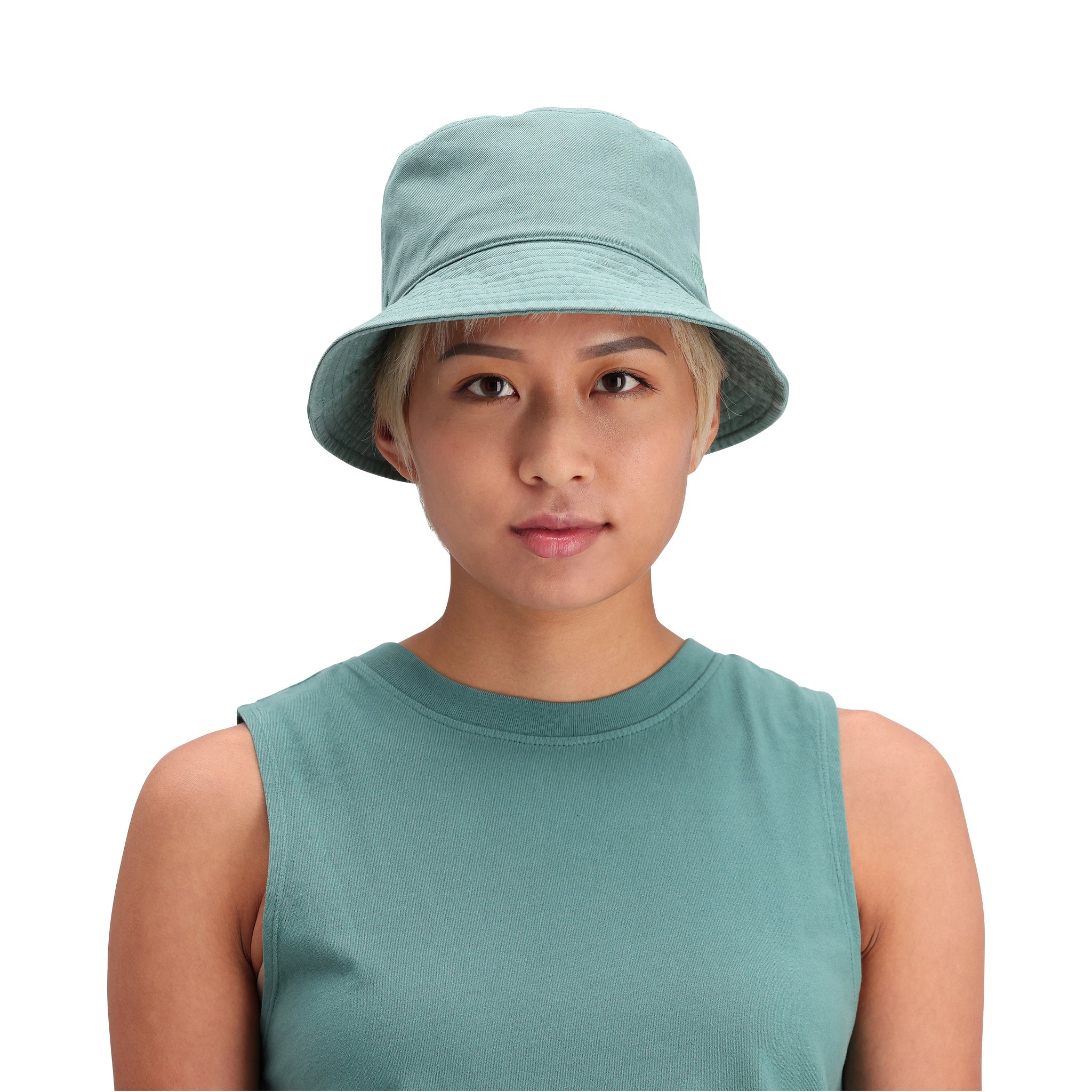 Allgemeine Frontmodellaufnahme des Topo Designs Dirt Bucket Hat in "Sea Pine".