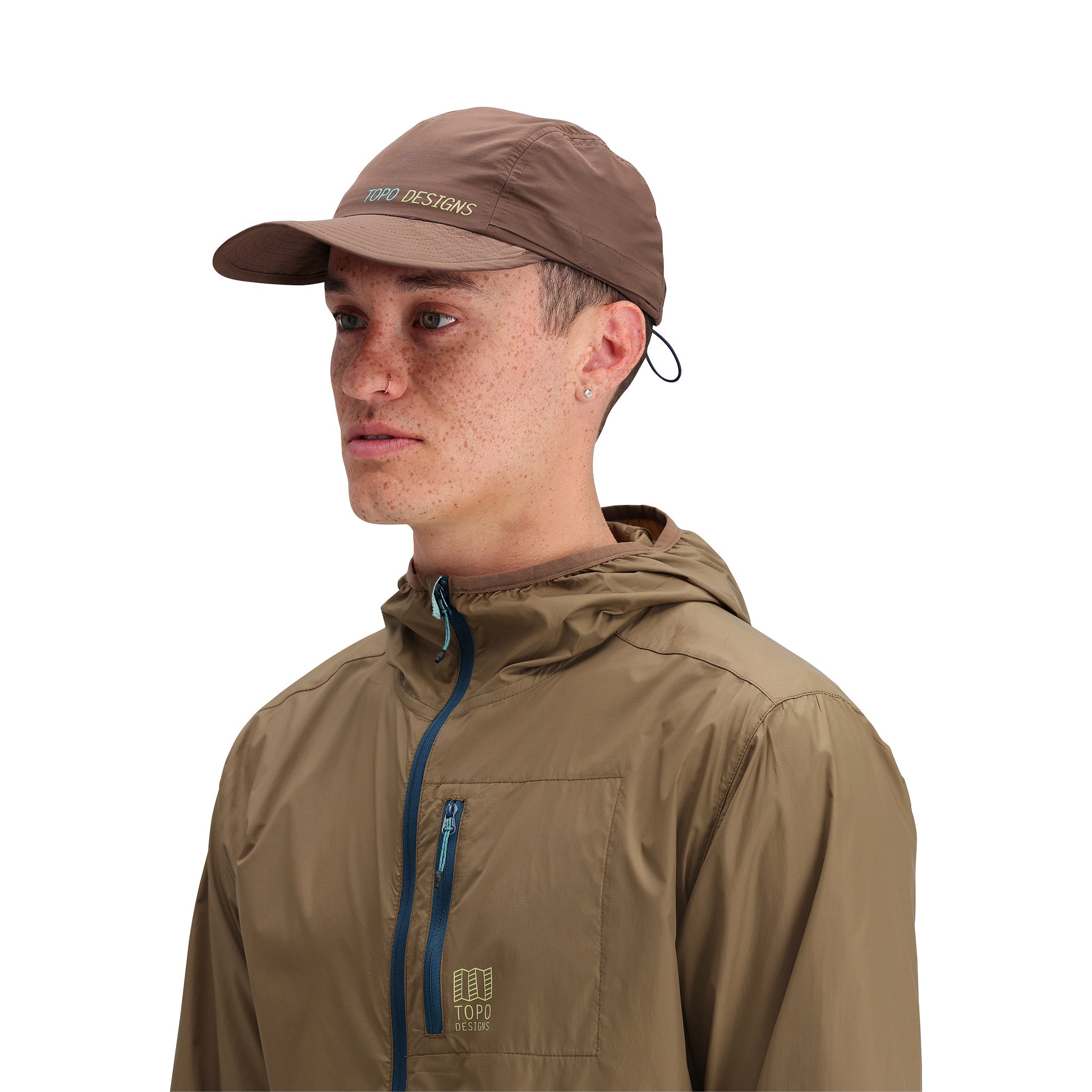 Allgemeine Seitenaufnahme des Topo Designs Global Packable Hat in "Desert Palm".