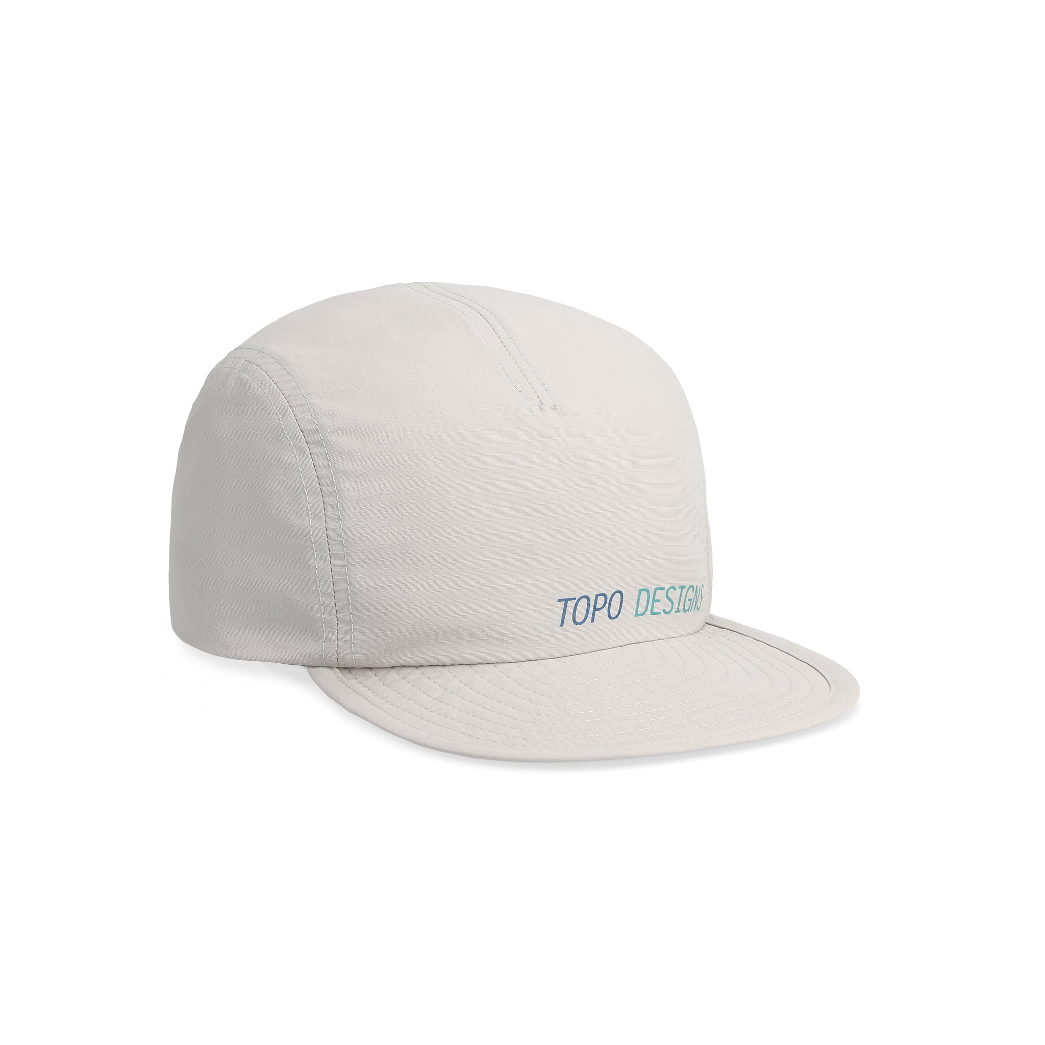 Vorderansicht des Topo Designs Global Packable Hat in "Light Gray"