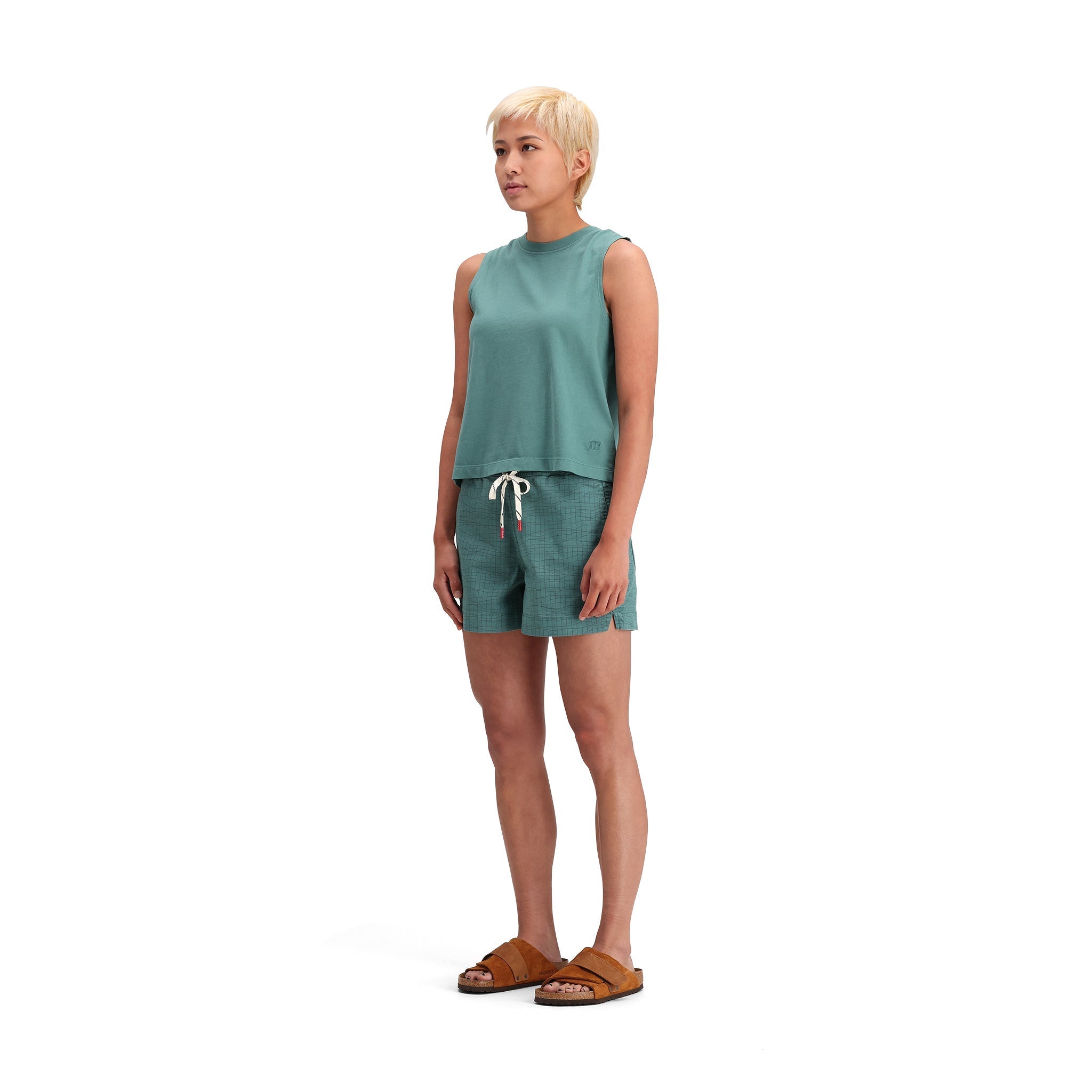 Allgemeine Seitenmodellaufnahme der Topo Designs Dirt Shorts - Damen in "Sea Pine Terrain"