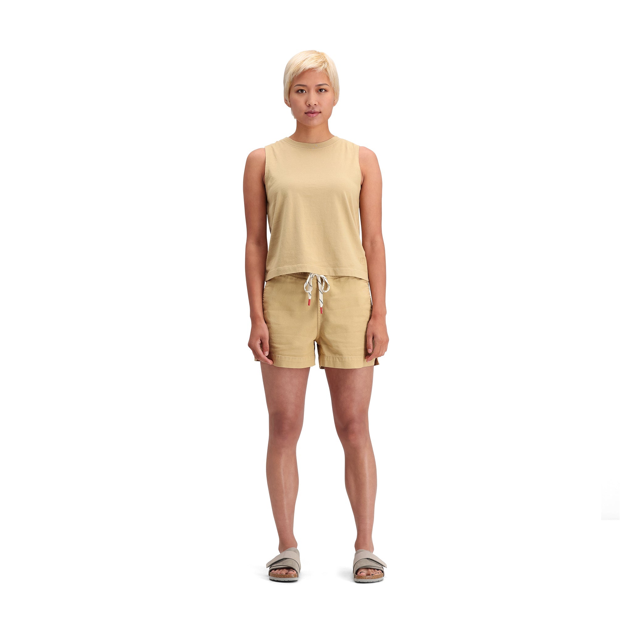 Allgemeine Frontmodellaufnahme von Topo Designs Dirt Tank - Damen in "Sahara"