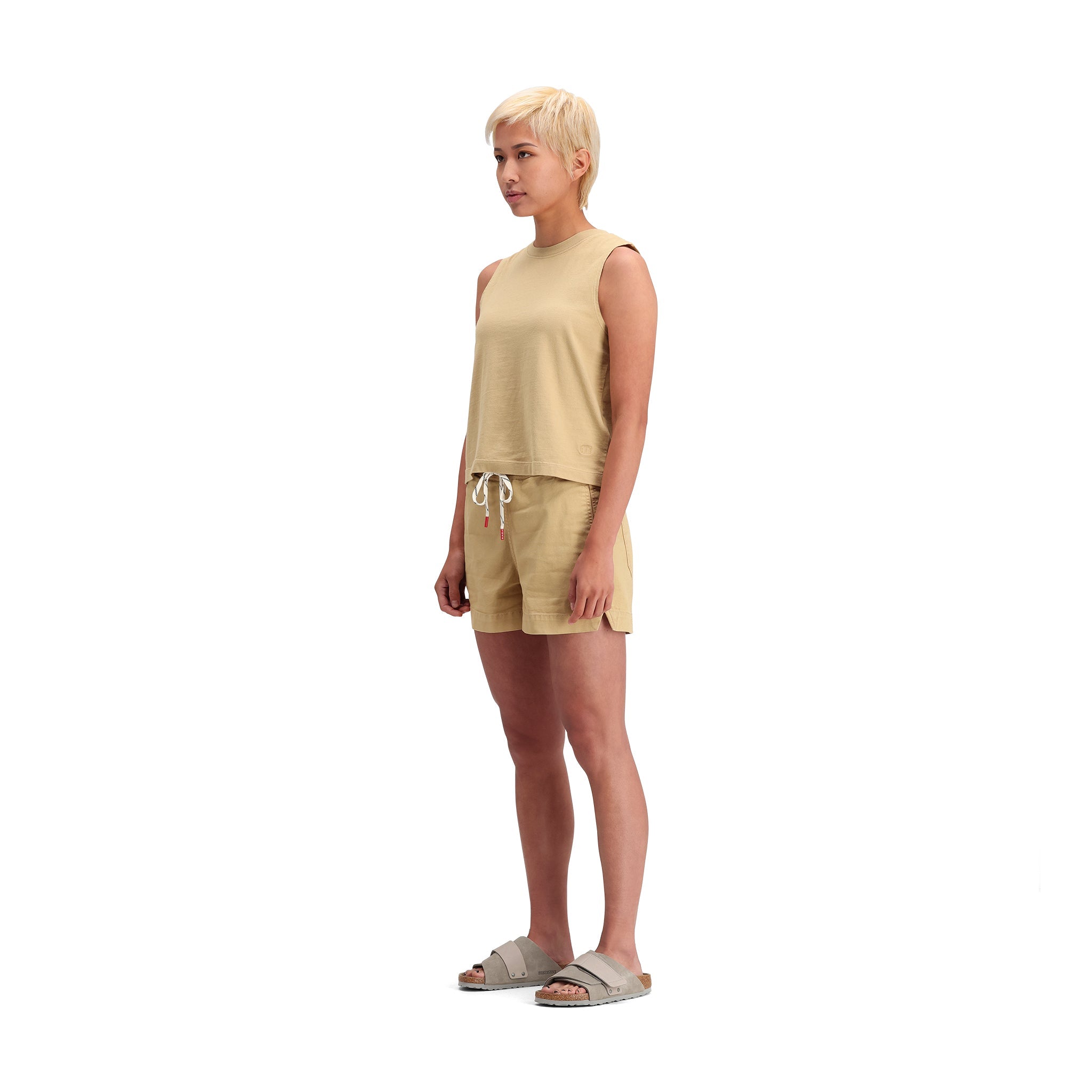 Allgemeine Seitenansicht des Modells Topo Designs Dirt Tank - Damen in "Sahara"