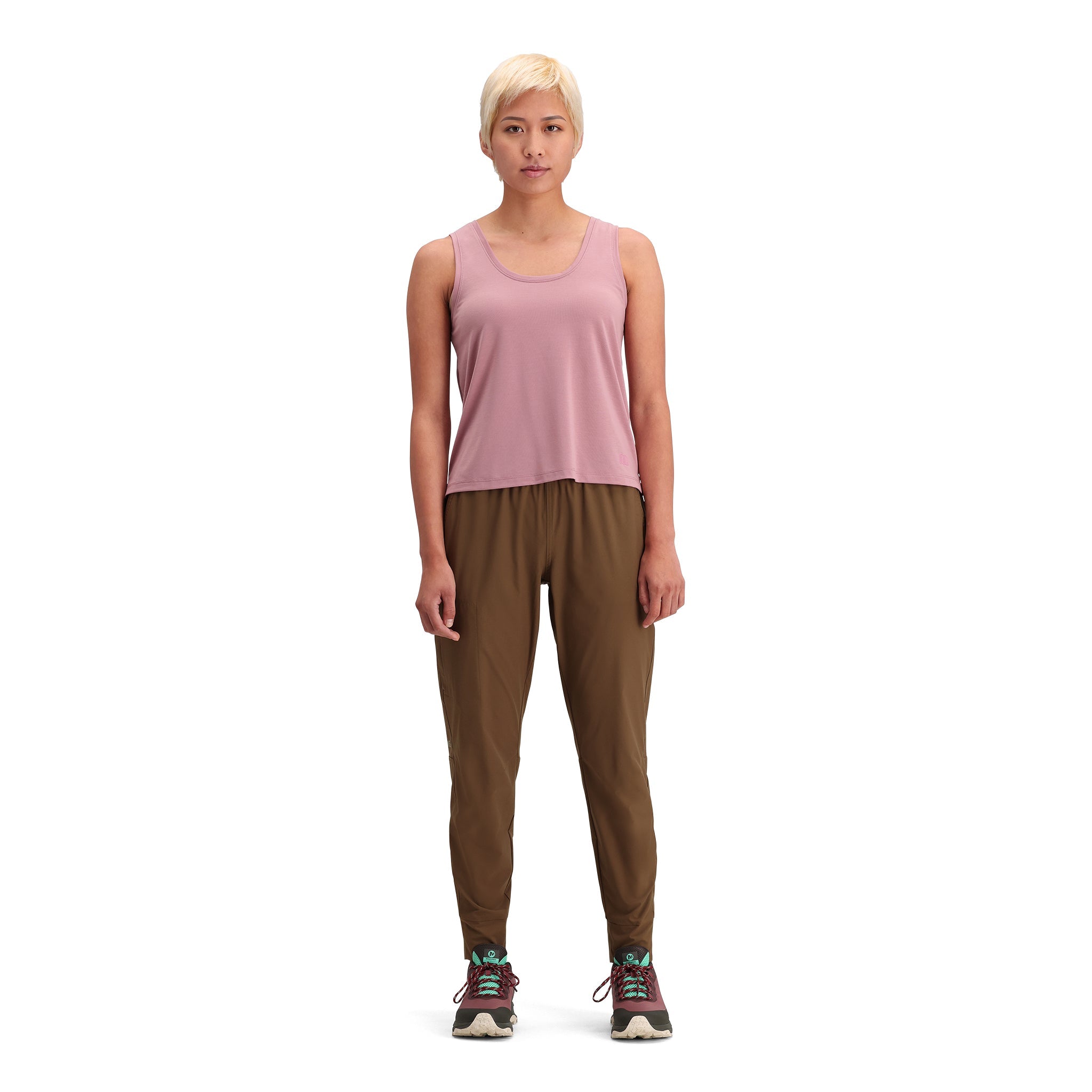 Allgemeine Frontmodellaufnahme von Topo Designs Global Jogger - Damen in "Desert Palm"