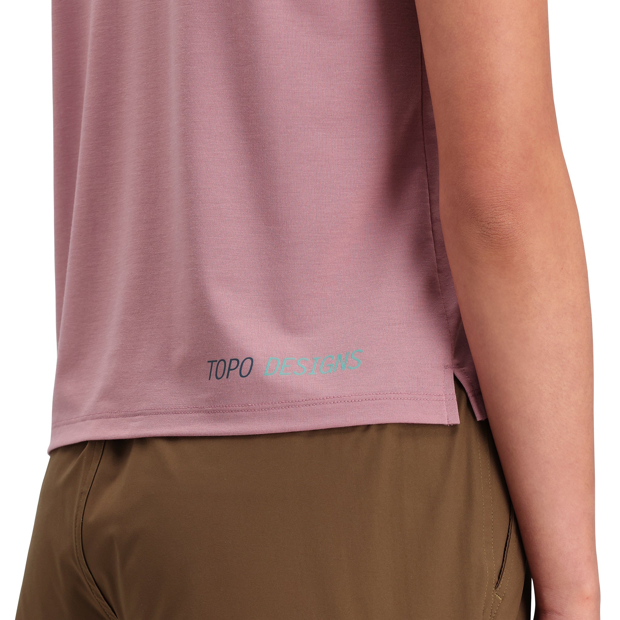 Detailaufnahme des Topo Designs Global Flip Reverse Tek Tank - Damen in "Rose"