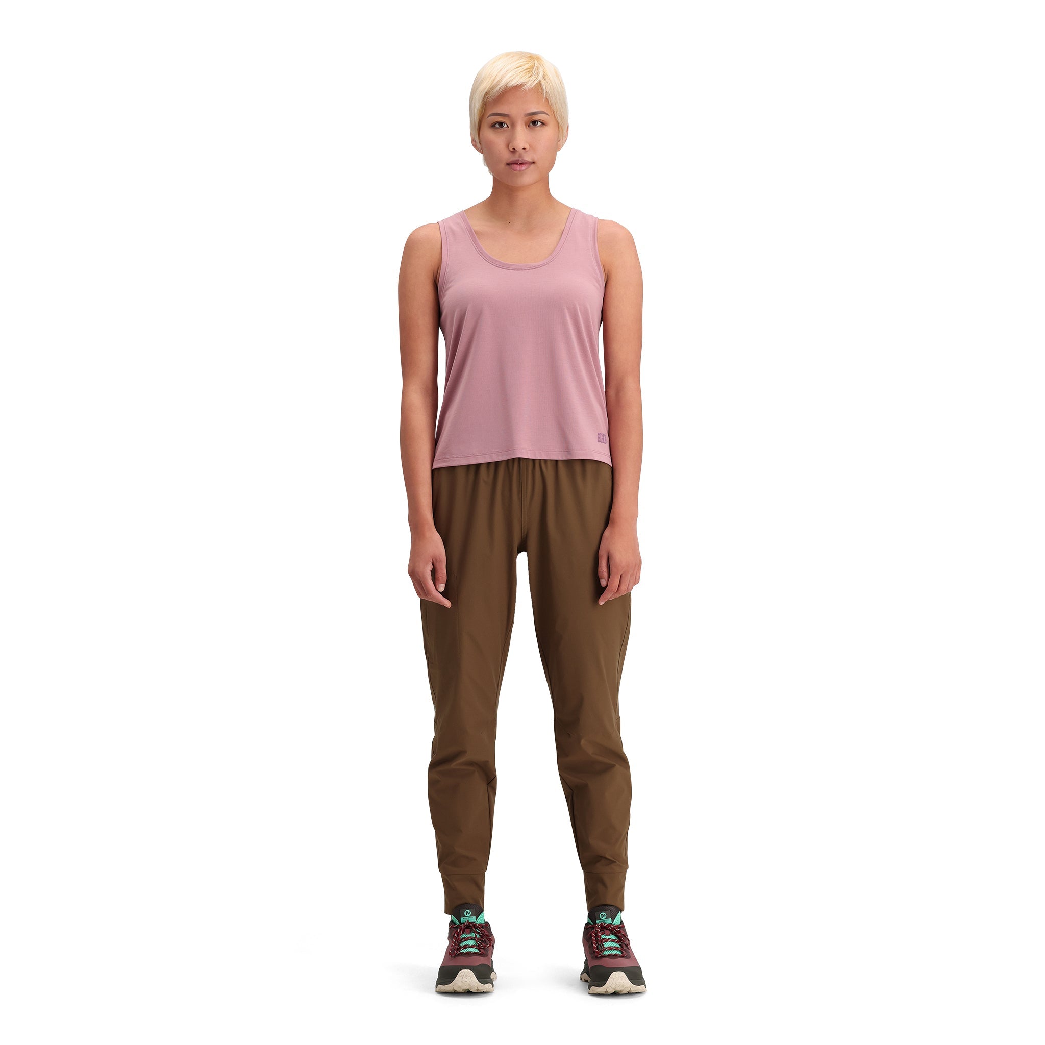 Allgemeine Frontmodellaufnahme des Topo Designs Global Flip Reverse Tek Tank - Damen in "Rose"