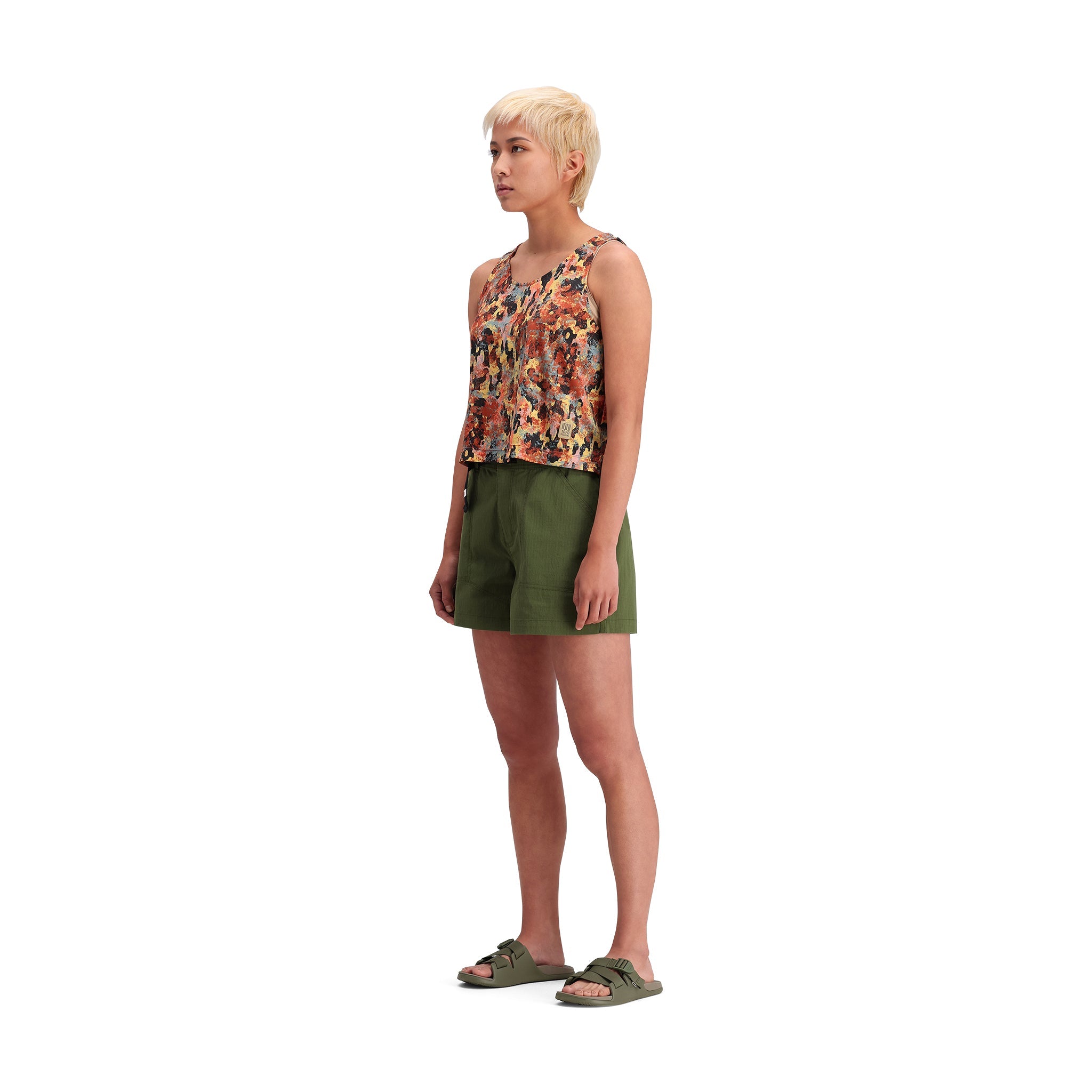 Allgemeine Seitenansicht des Modells Topo Designs Mountain Short Ripstop - Damen in "Olive".