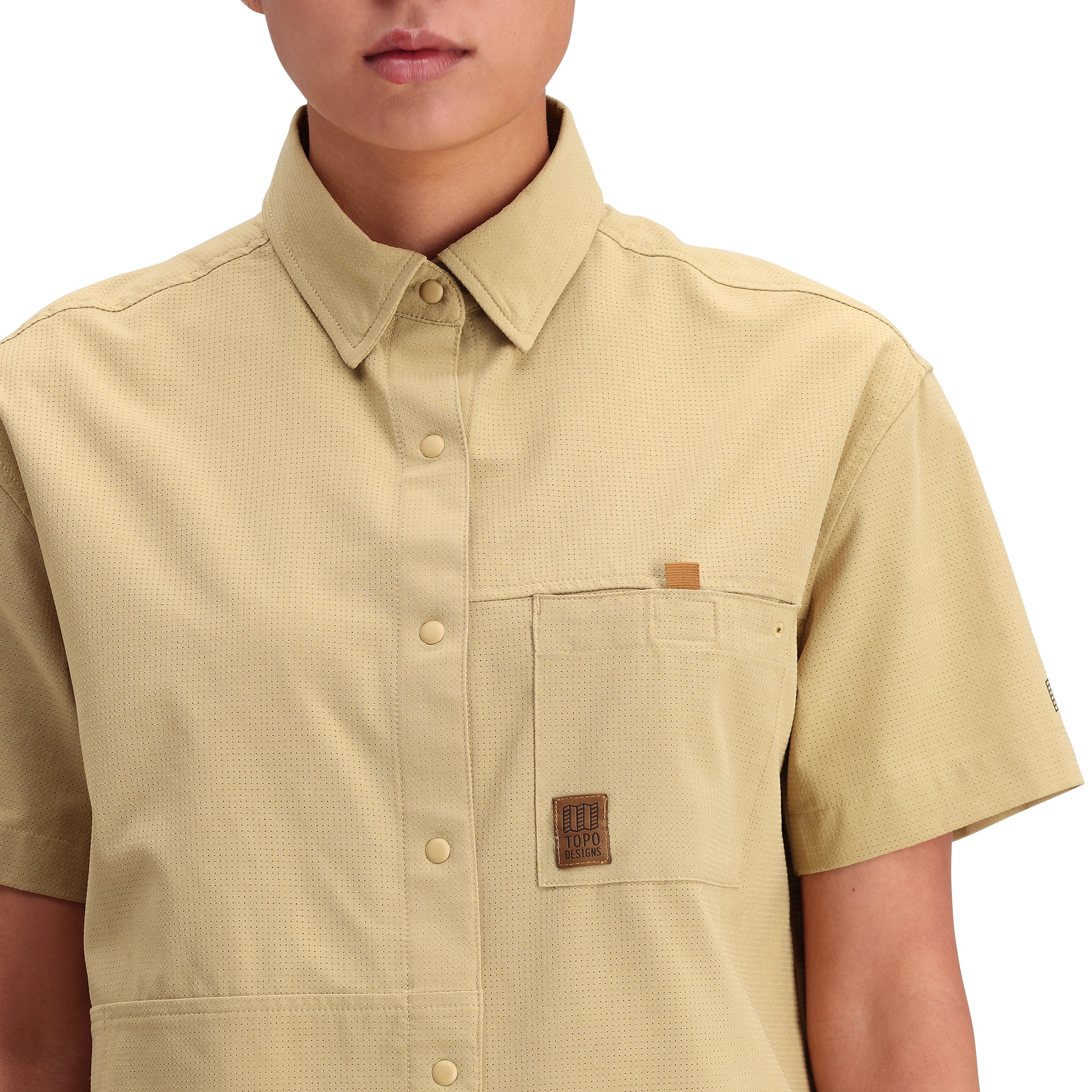 Detailaufnahme von Topo Designs Retro River Shirt Ss - Damen in "Sahara"