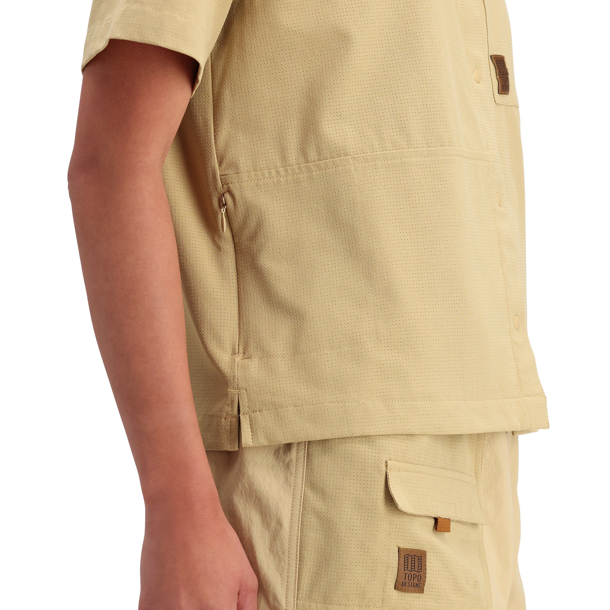 Detailaufnahme von Topo Designs Retro River Shirt Ss - Damen in "Sahara"