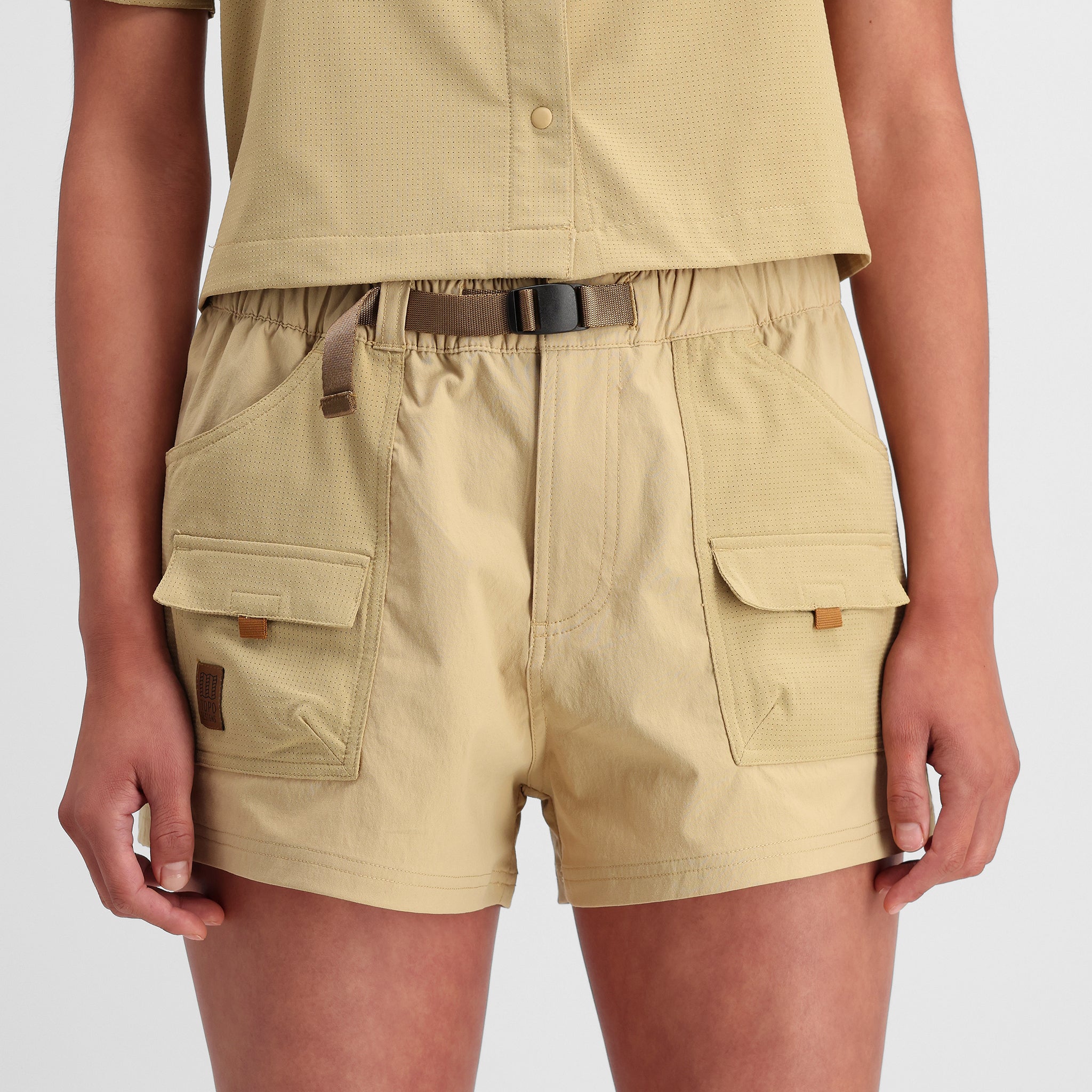 Detailaufnahme der Topo Designs Retro River Shorts - Damen in "Sahara"