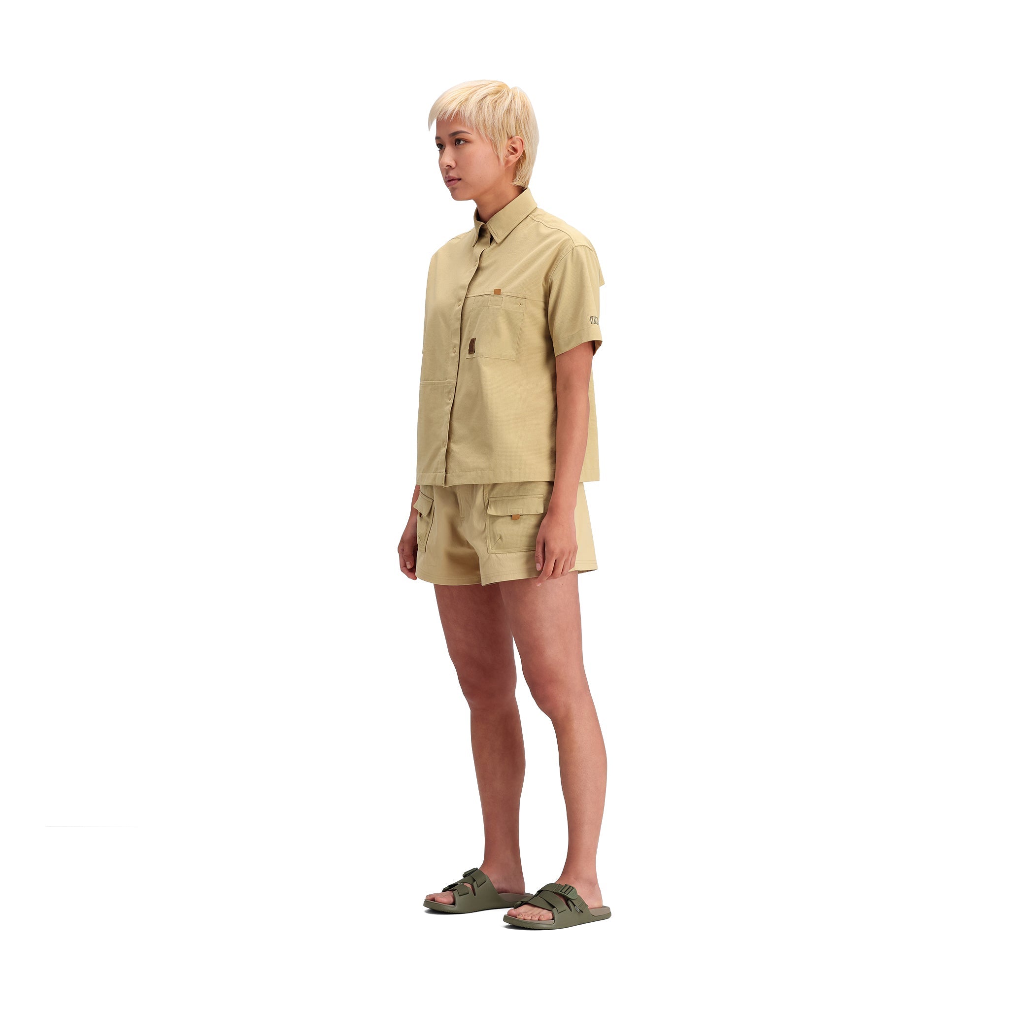 Allgemeine Seitenaufnahme des Modells Topo Designs Retro River Shorts - Damen in "Sahara"