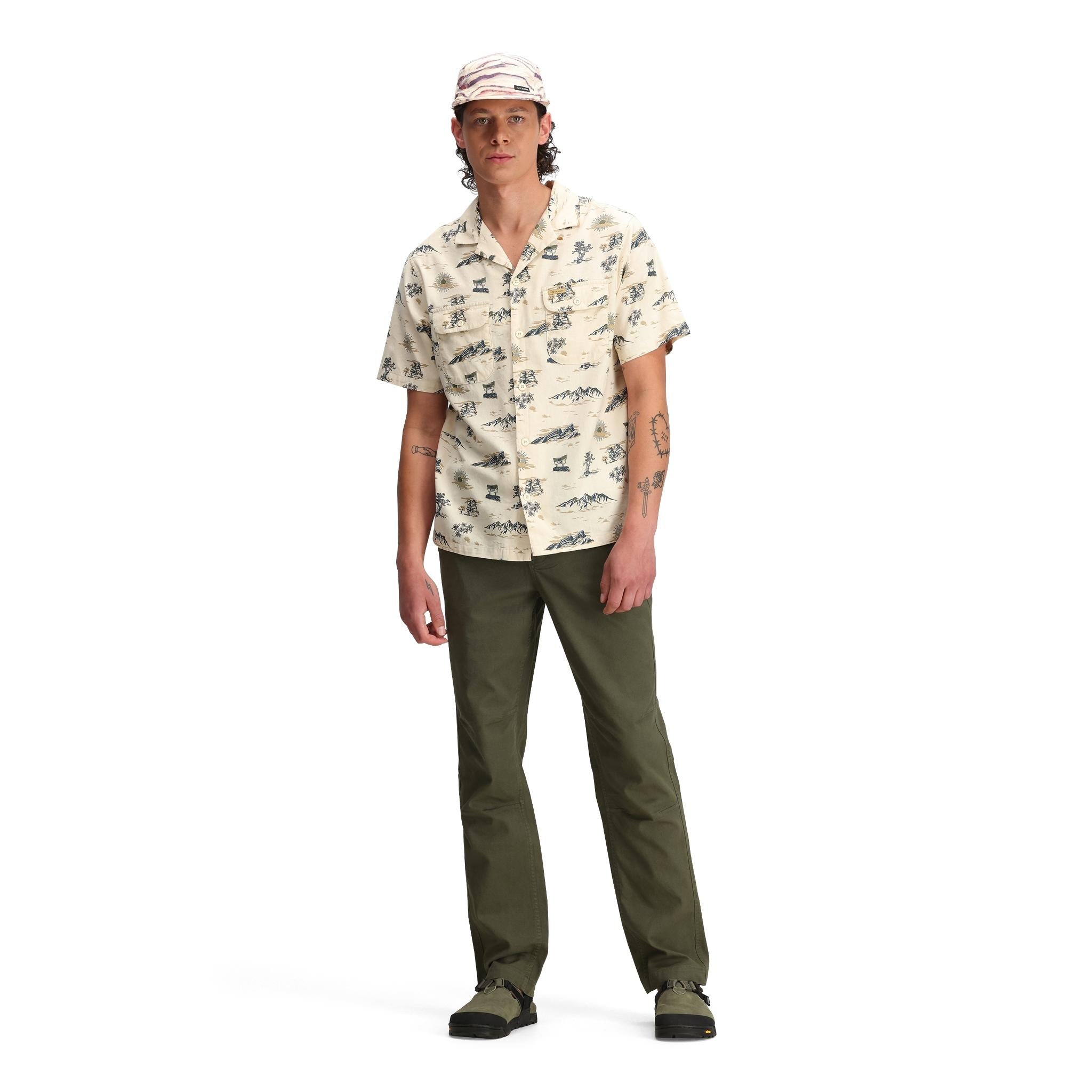 Allgemeine Frontmodellaufnahme des Topo Designs Daytripper Short Sleeve - Herren in "Westbound"