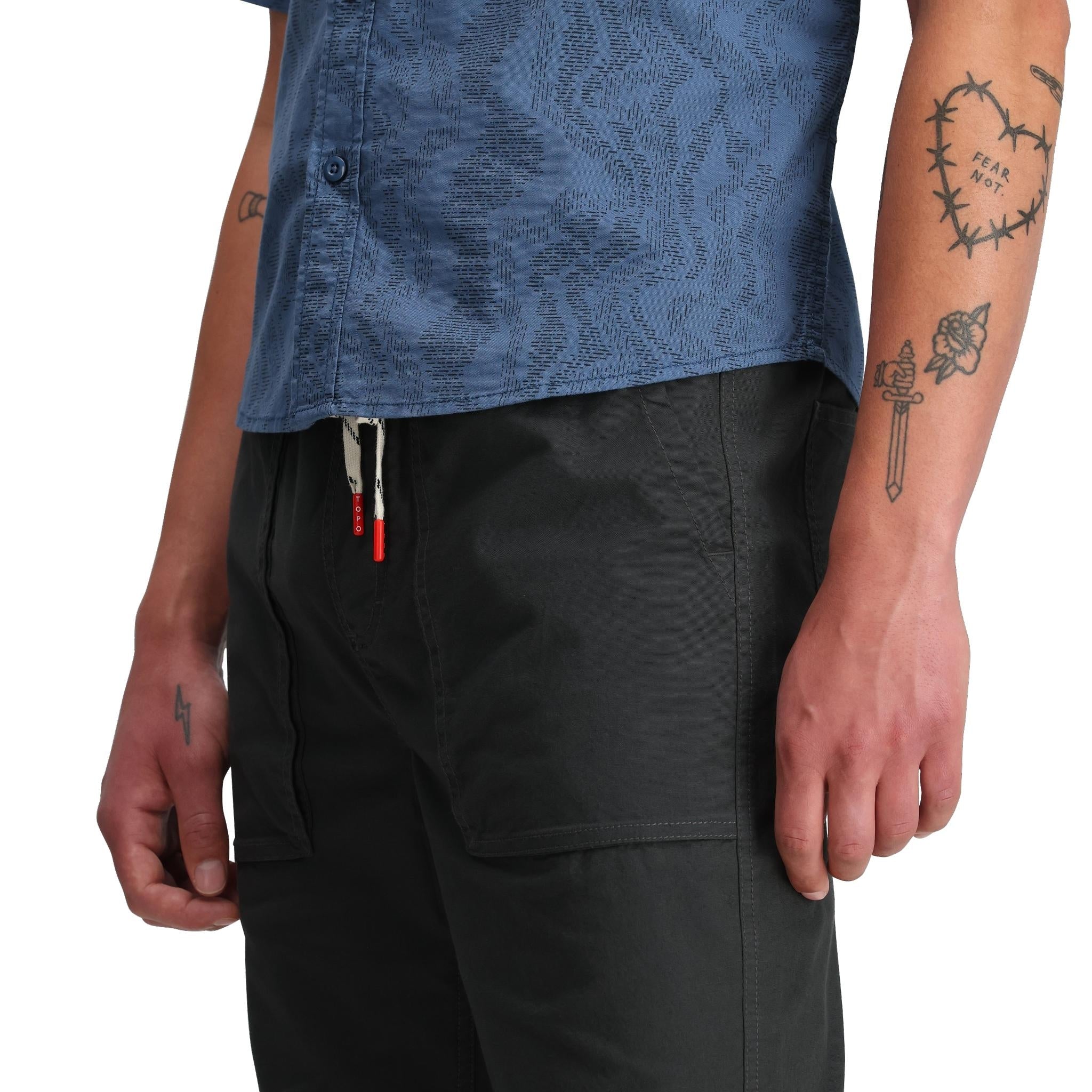 Allgemeine Detailaufnahme der Topo Designs Dirt Desert Hose - Herren in "Asphalt"