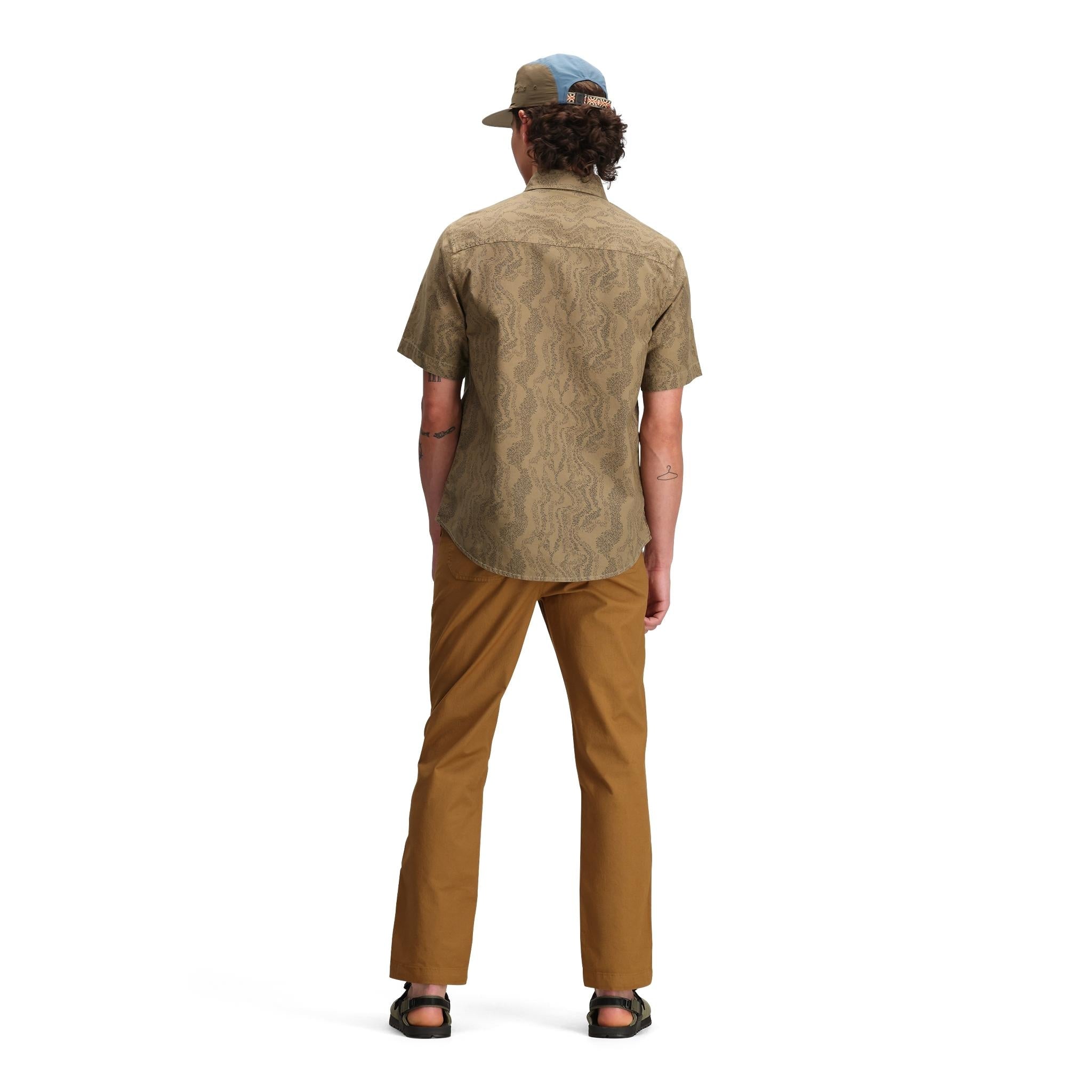 Allgemeine Rückenmodellaufnahme der Topo Designs Dirt Desert Hose - Herren in "Dark Khaki".