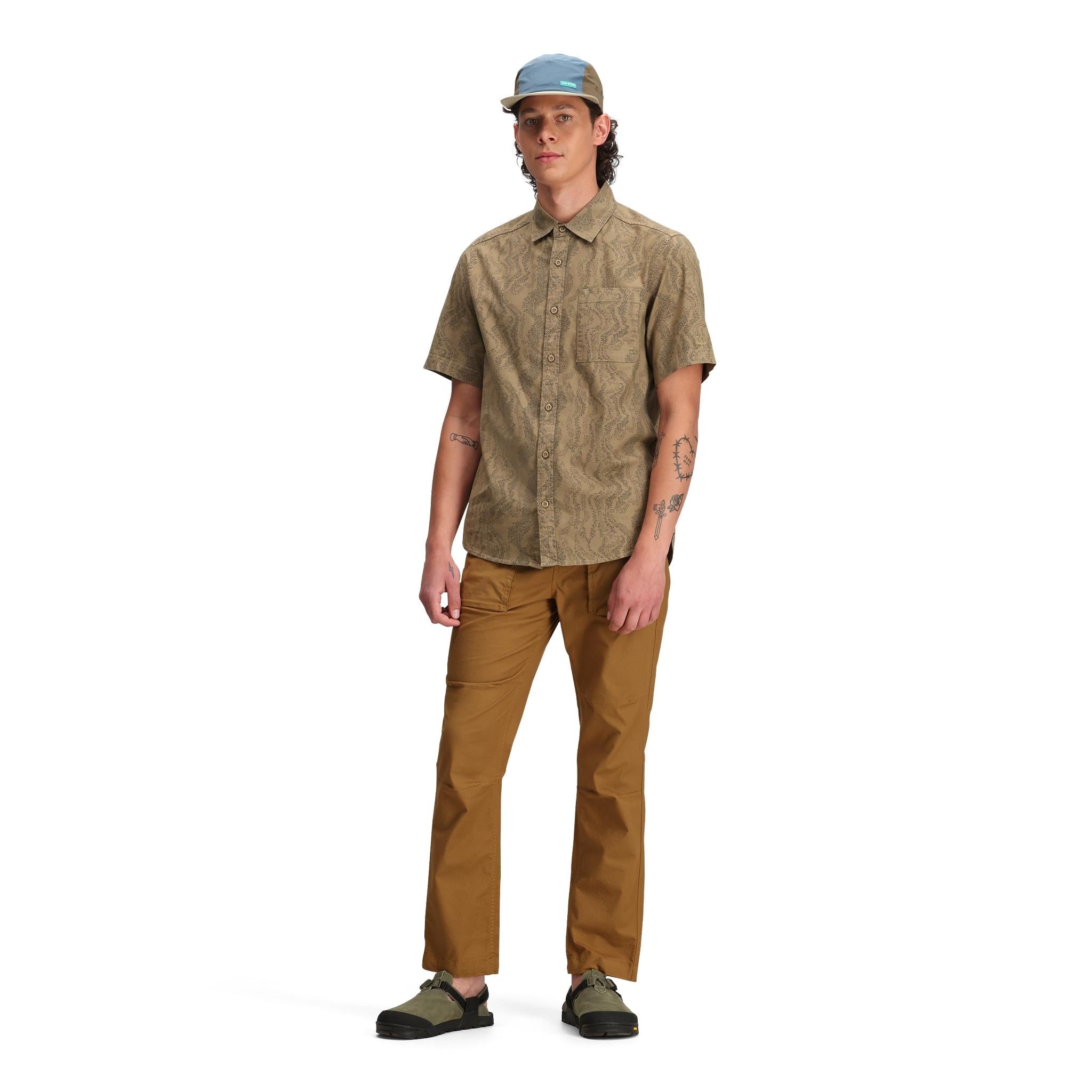 Allgemeine Frontmodellaufnahme der Topo Designs Dirt Desert Hose - Herren in "Dark Khaki".