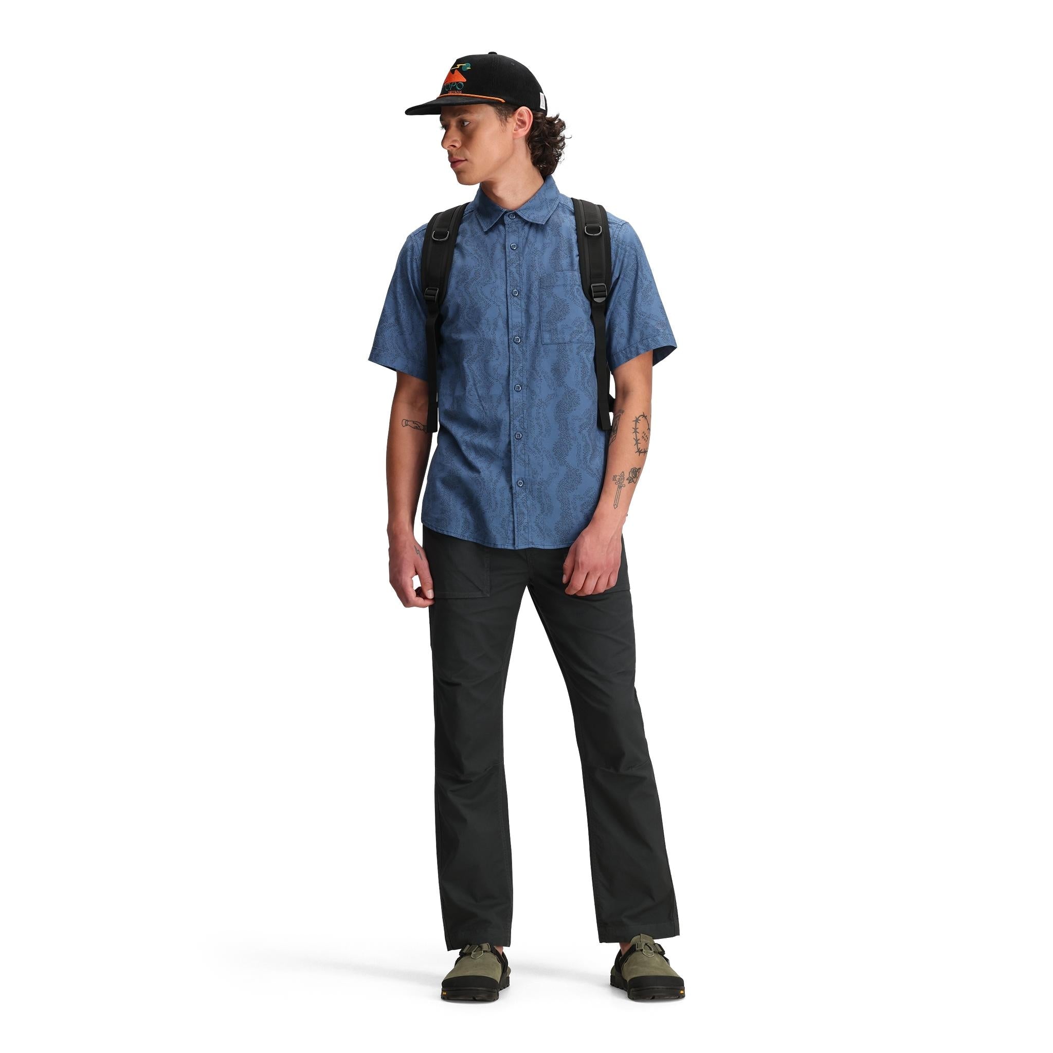 Allgemeine Frontmodellaufnahme des Topo Designs Dirt Desert Shirt Ss - Herren  in "Stone Blue River Bed"