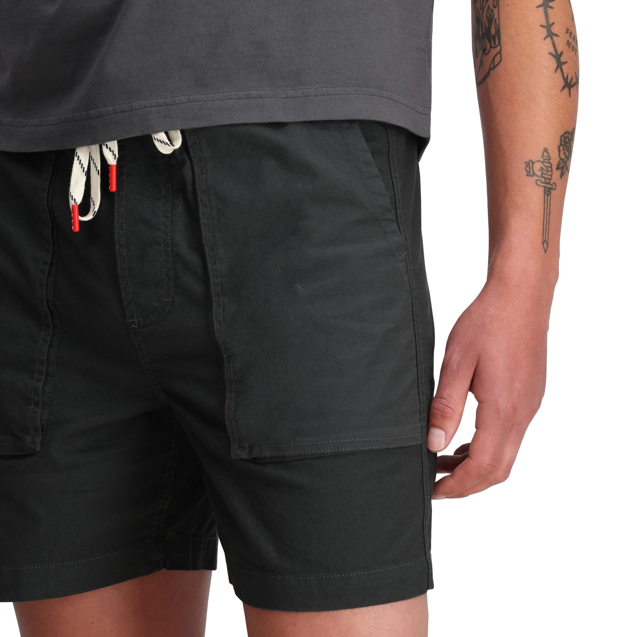 Allgemeine Detailaufnahme der Topo Designs Dirt Desert Shorts - Herren in "Asphalt"