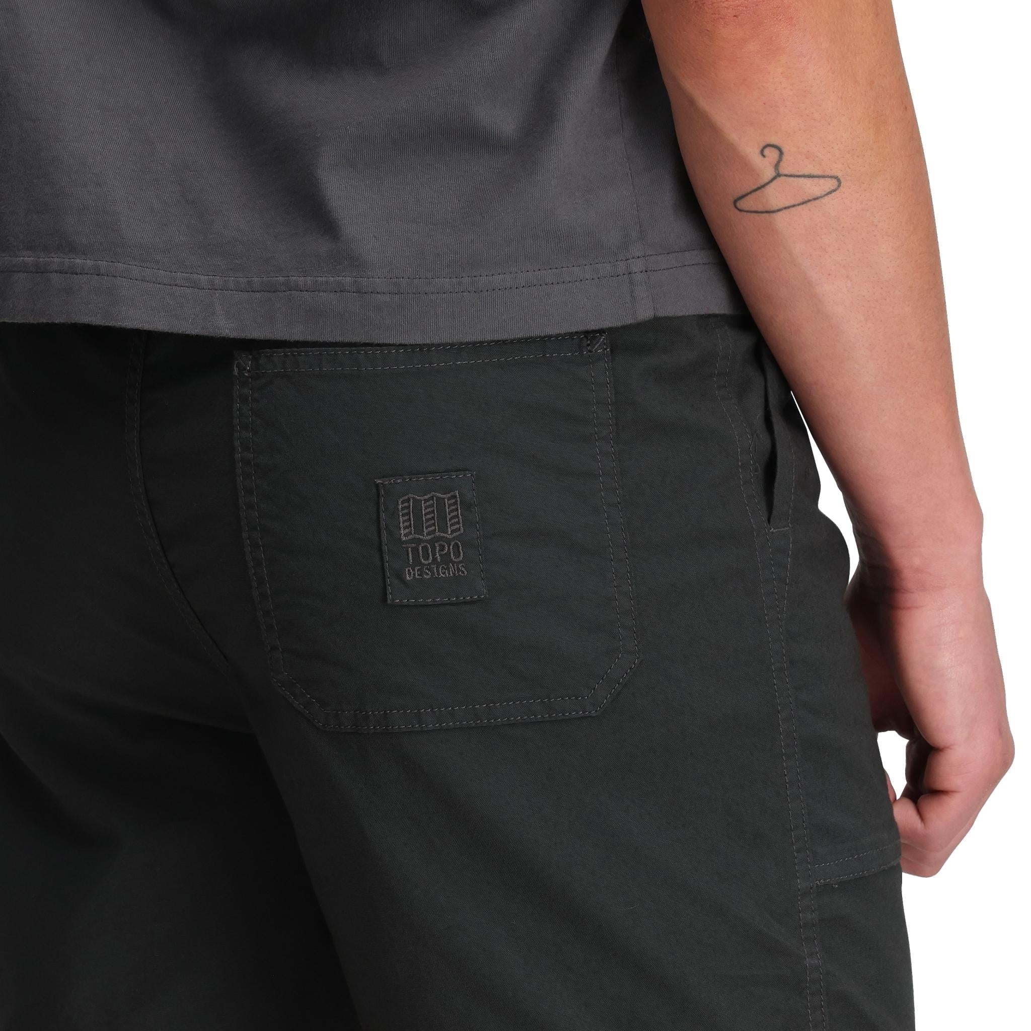 Allgemeine Detailaufnahme der Topo Designs Dirt Desert Shorts - Herren in "Asphalt"