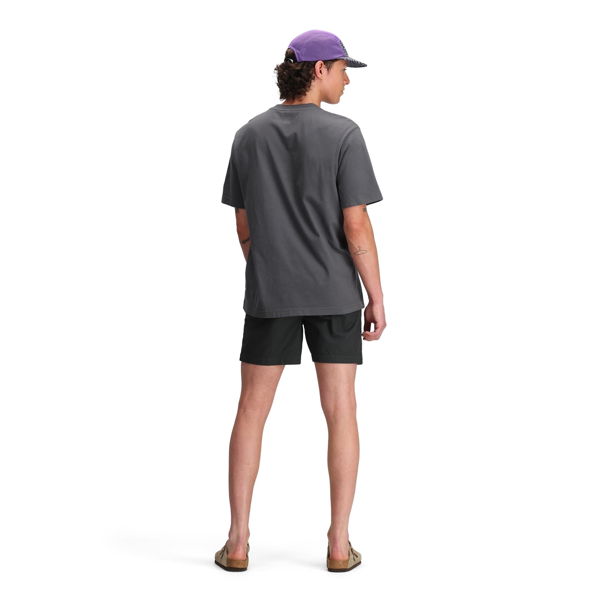 Allgemeine Rückenmodellaufnahme der Topo Designs Dirt Desert Shorts - Herren in "Asphalt"