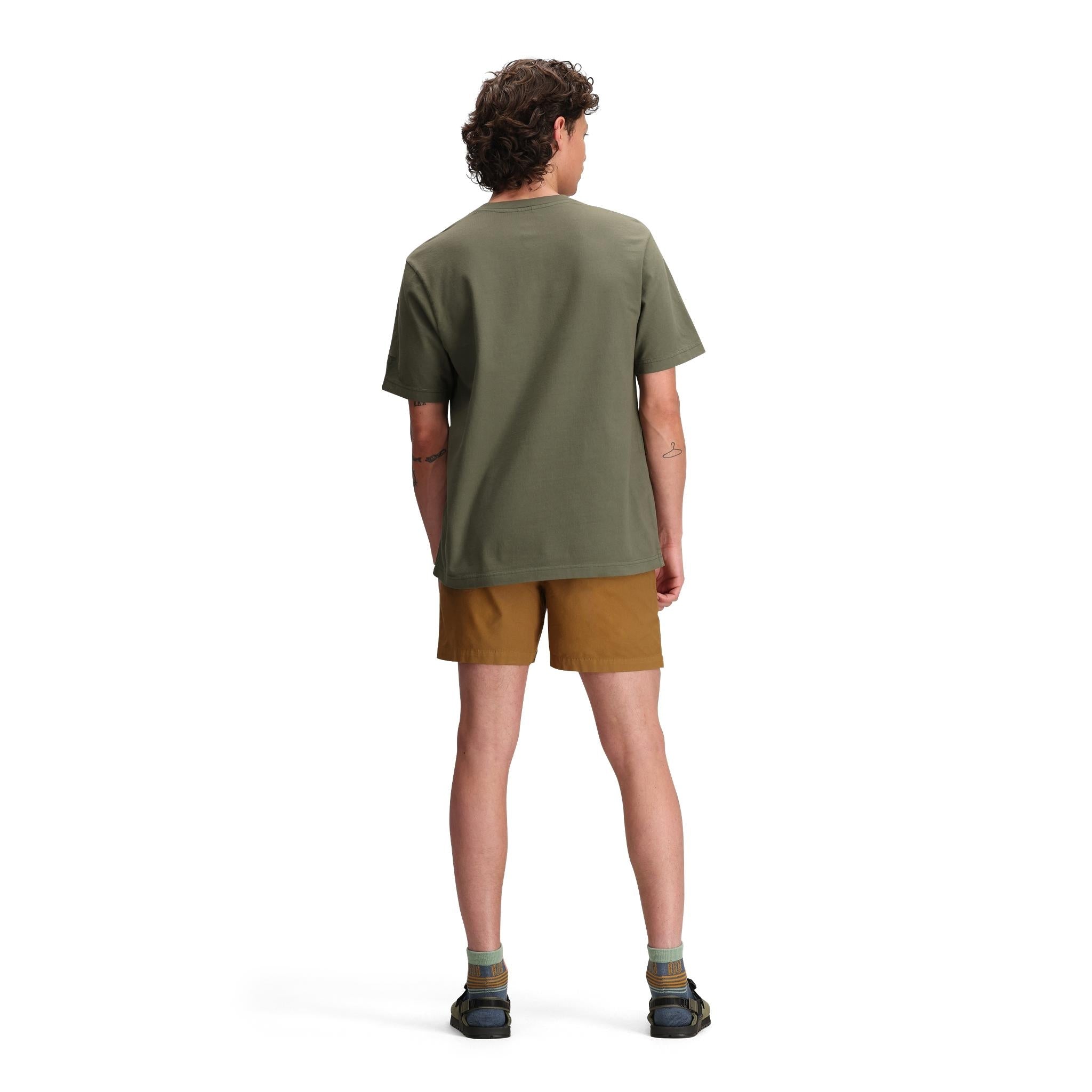 Allgemeine Rückenmodellaufnahme der Topo Designs Dirt Desert Shorts - Herren in "Dark Khaki".