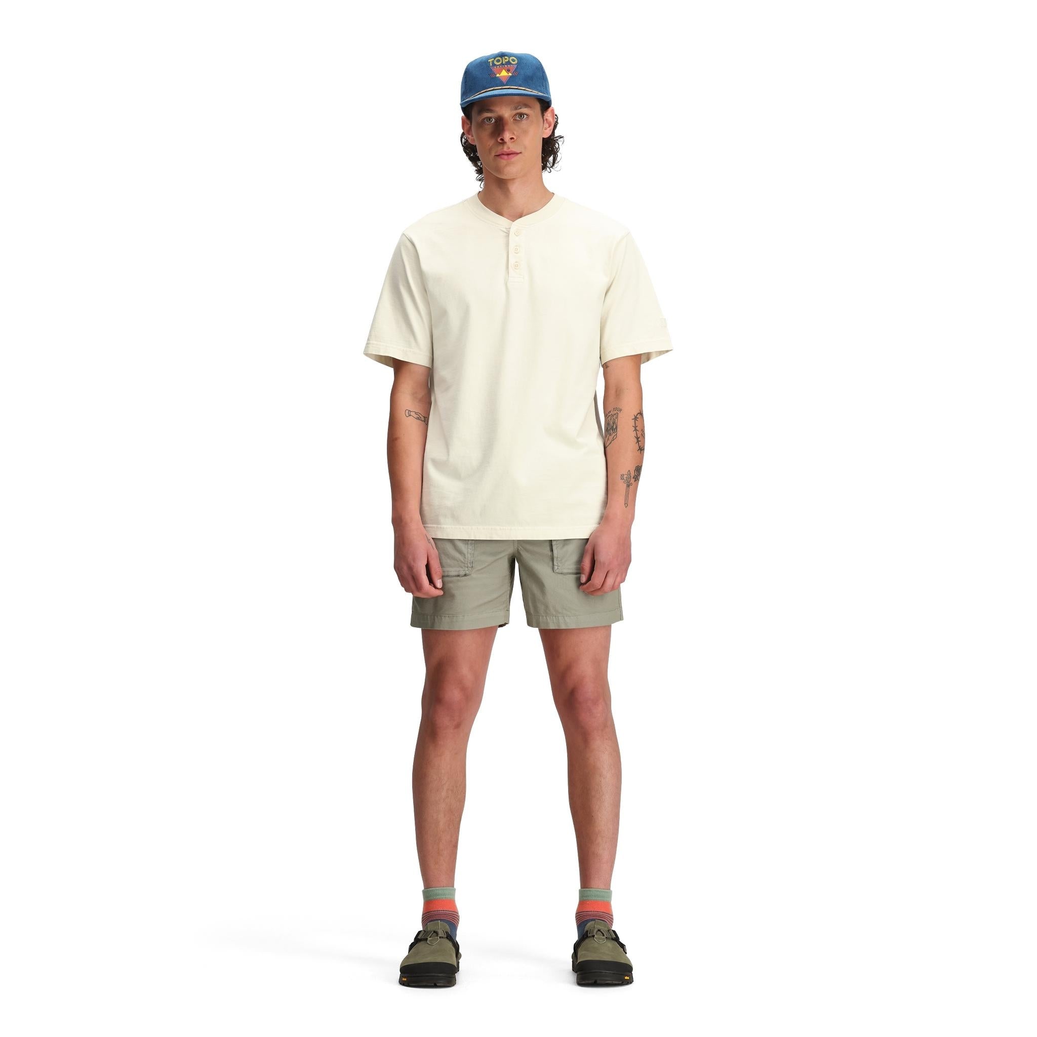 Vordere Modellaufnahme der Topo Designs Dirt Desert Shorts - Herren in "Dried Sage".