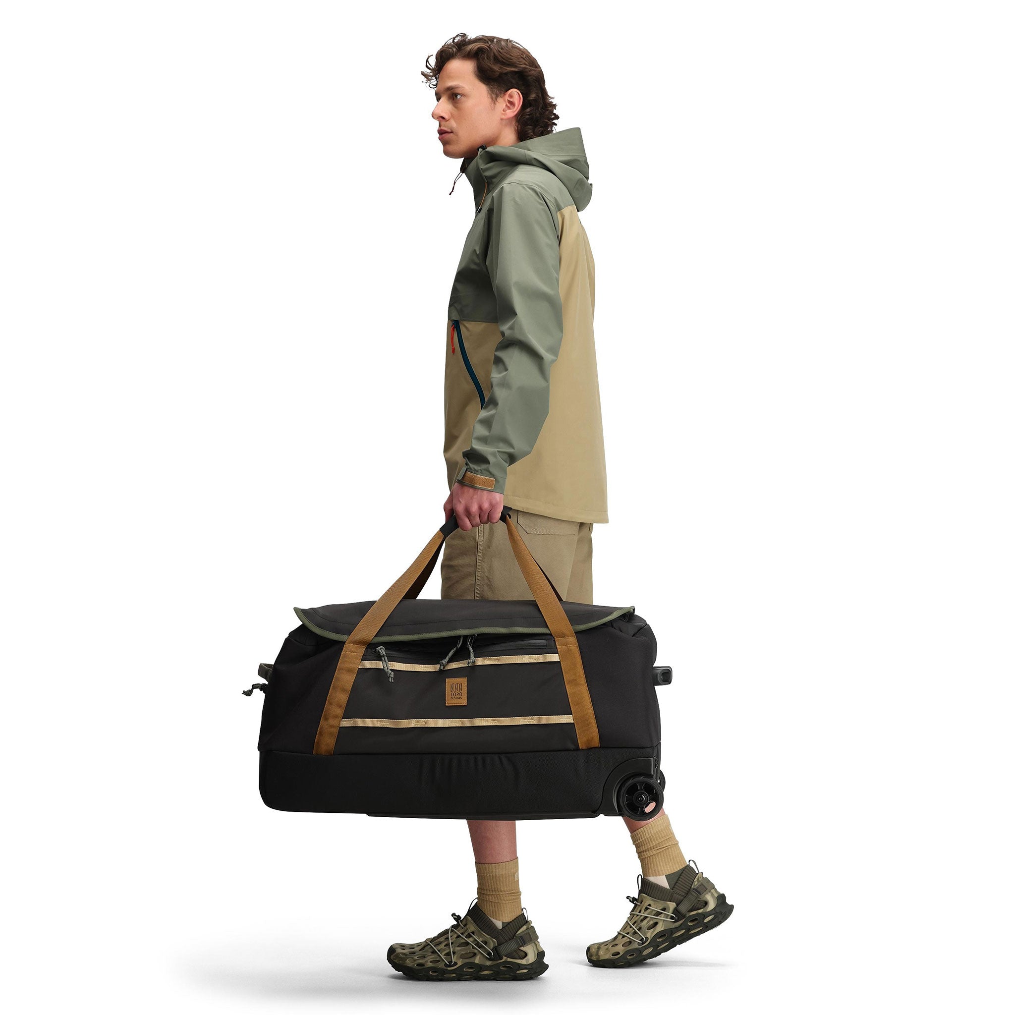 Allgemeine Seitenmodellaufnahme der Topo Designs Global Jacket - Herren in "Beetle / Elmwood"