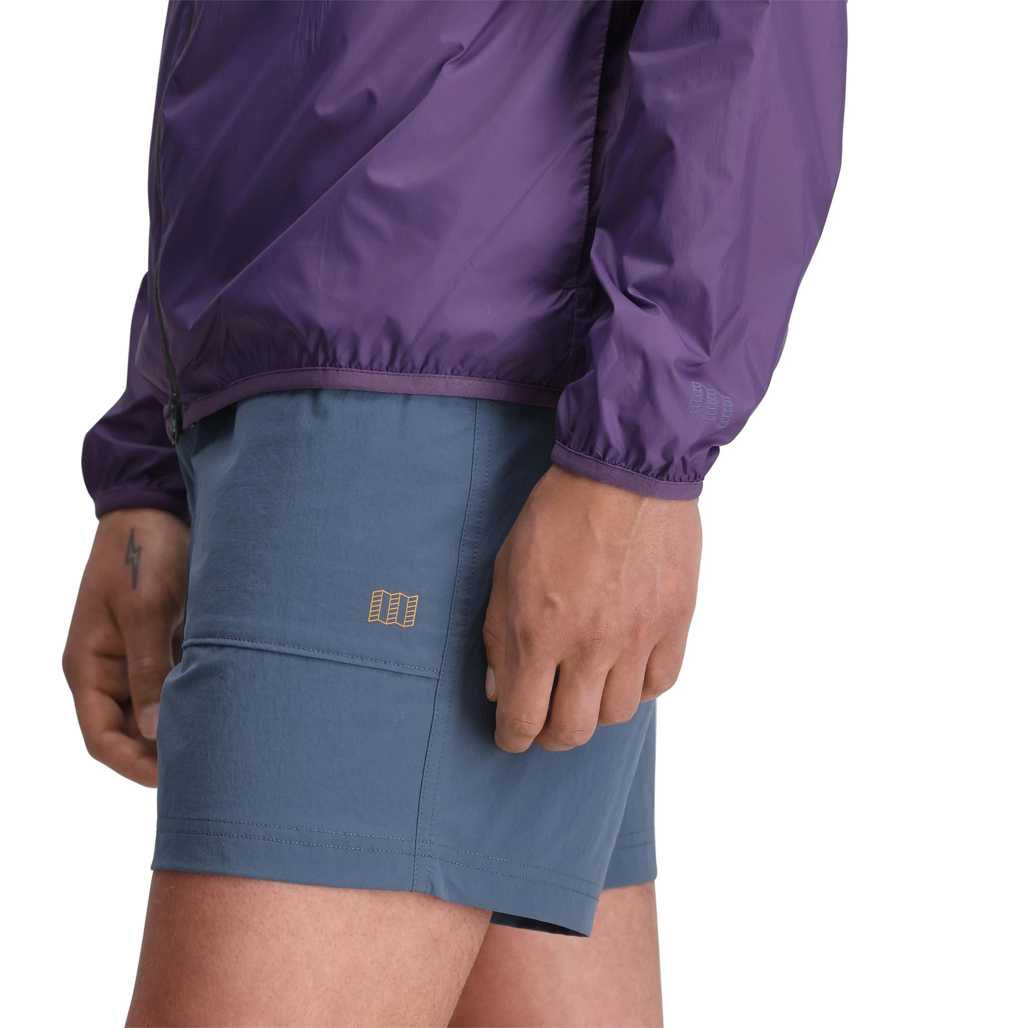 Allgemeine Detailaufnahme der Topo Designs Mesa Shorts - Herren in "Stone Blue"