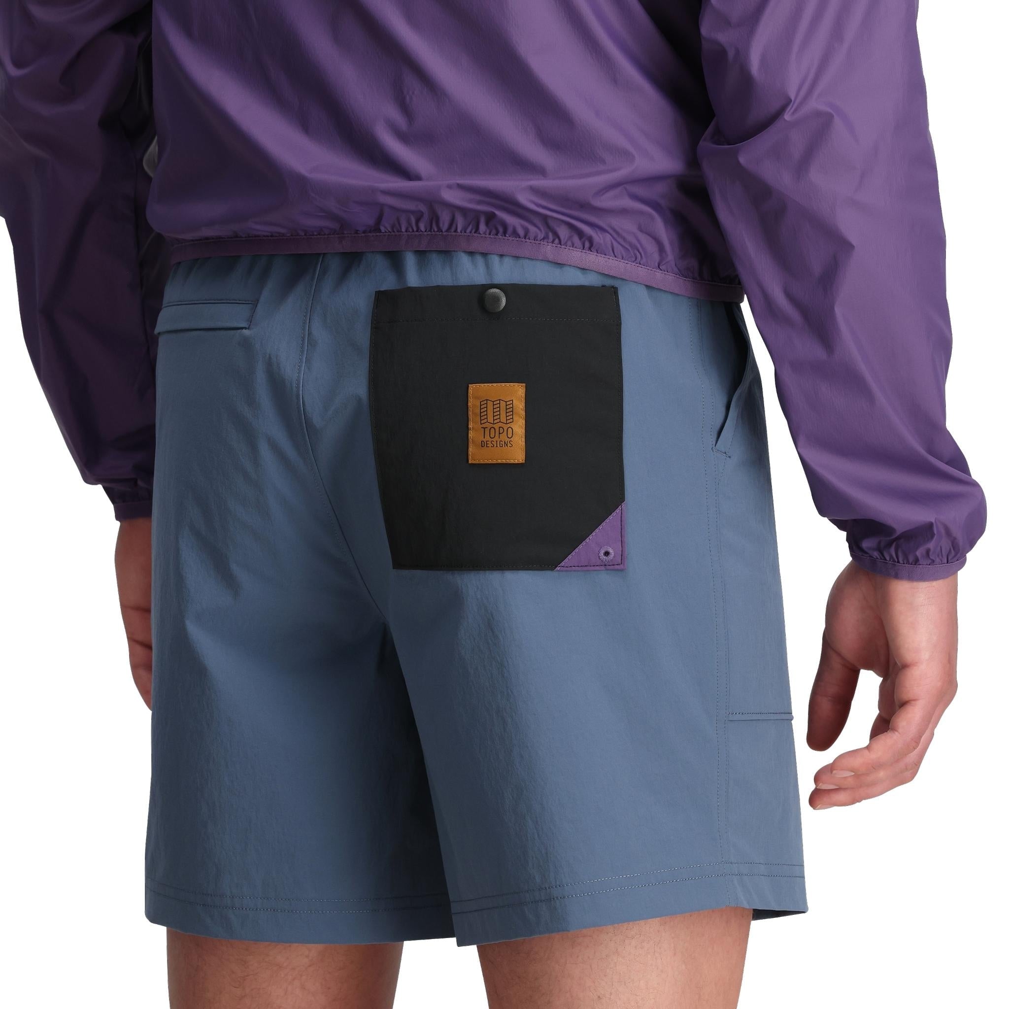 Allgemeine Detailaufnahme der Topo Designs Mesa Shorts - Herren in "Stone Blue"