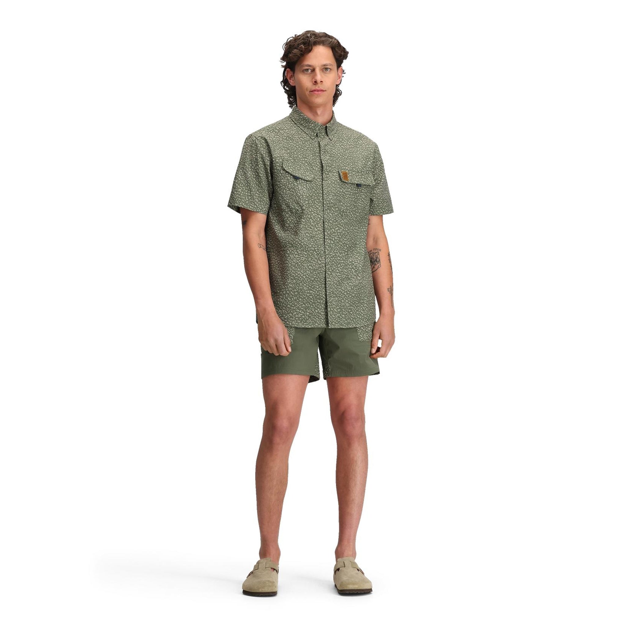 Allgemeine Frontmodellaufnahme von Topo Designs Retro River Short Sleeve - Herren in "Crackle Beetle".