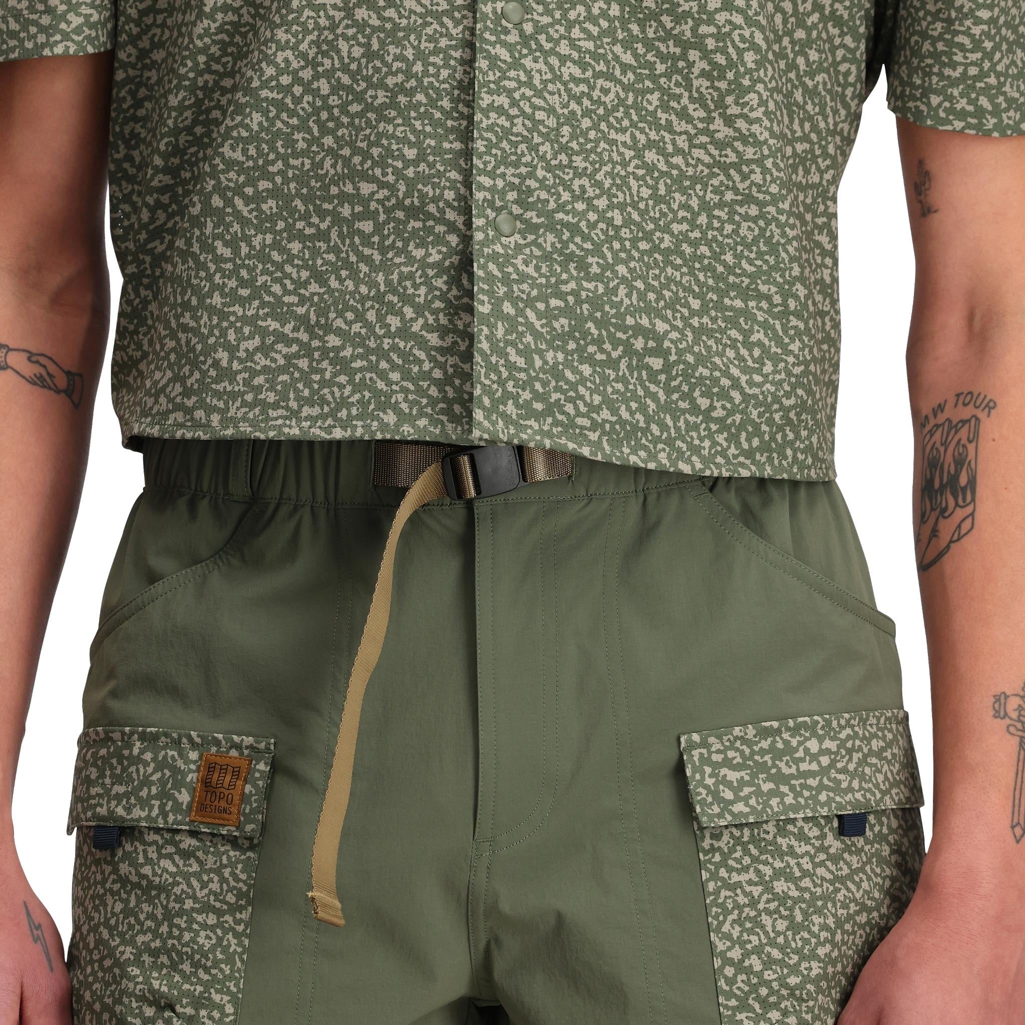 Allgemeine Detailaufnahme der Topo Designs Retro River Shorts - Herren in "Beetle / Crackle"