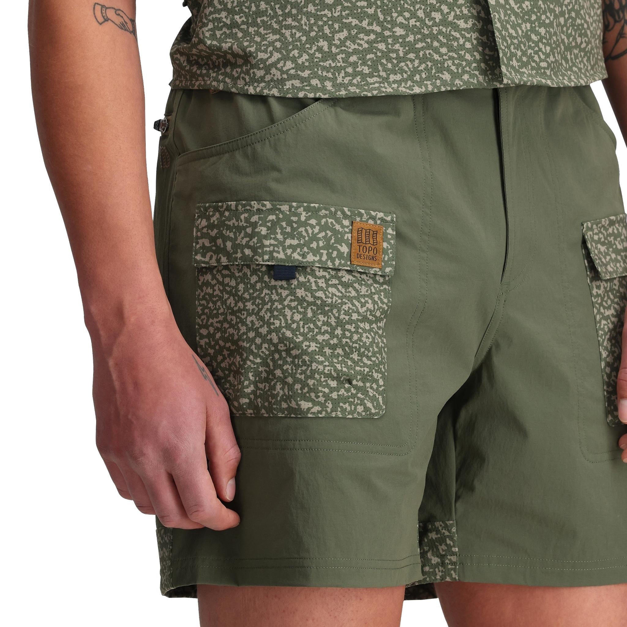 Allgemeine Detailaufnahme der Topo Designs Retro River Shorts - Herren in "Beetle / Crackle"